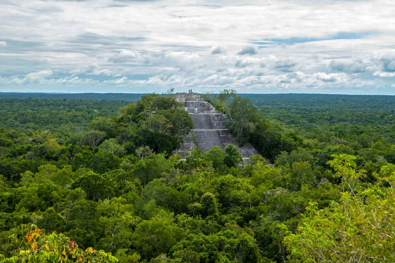 Der lange verborgene Ort befindet sich im Ökoreservat von Balamkú im Bundesstaat Campeche. In der Nähe befindet sich auch die große Maya-Stätde Calakmul (Bild).