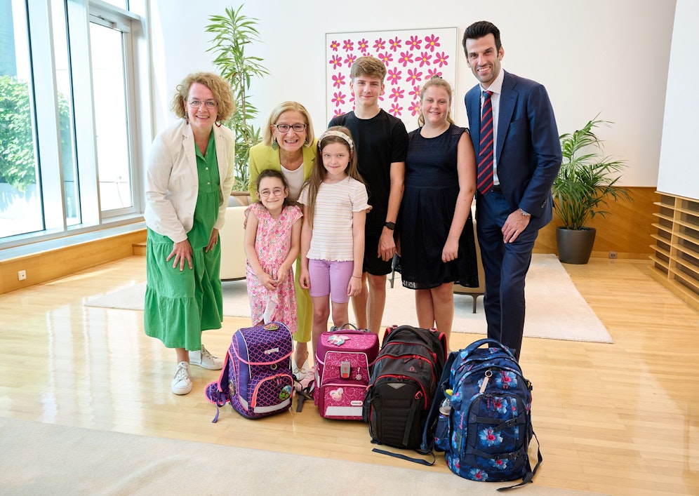 Bildungs-Landesrätin Christiane Teschl-Hofmeister, Landeshautpfrau Johanna Mikl-Leitner (li.) und LH-Stellvertreter Udo Landbauer (re.) freuen sich, erneut rund 200.000 Kinder und Jugendliche in Niederösterreich bei ihrem Start ins neue Schuljahr unterstützen zu können.