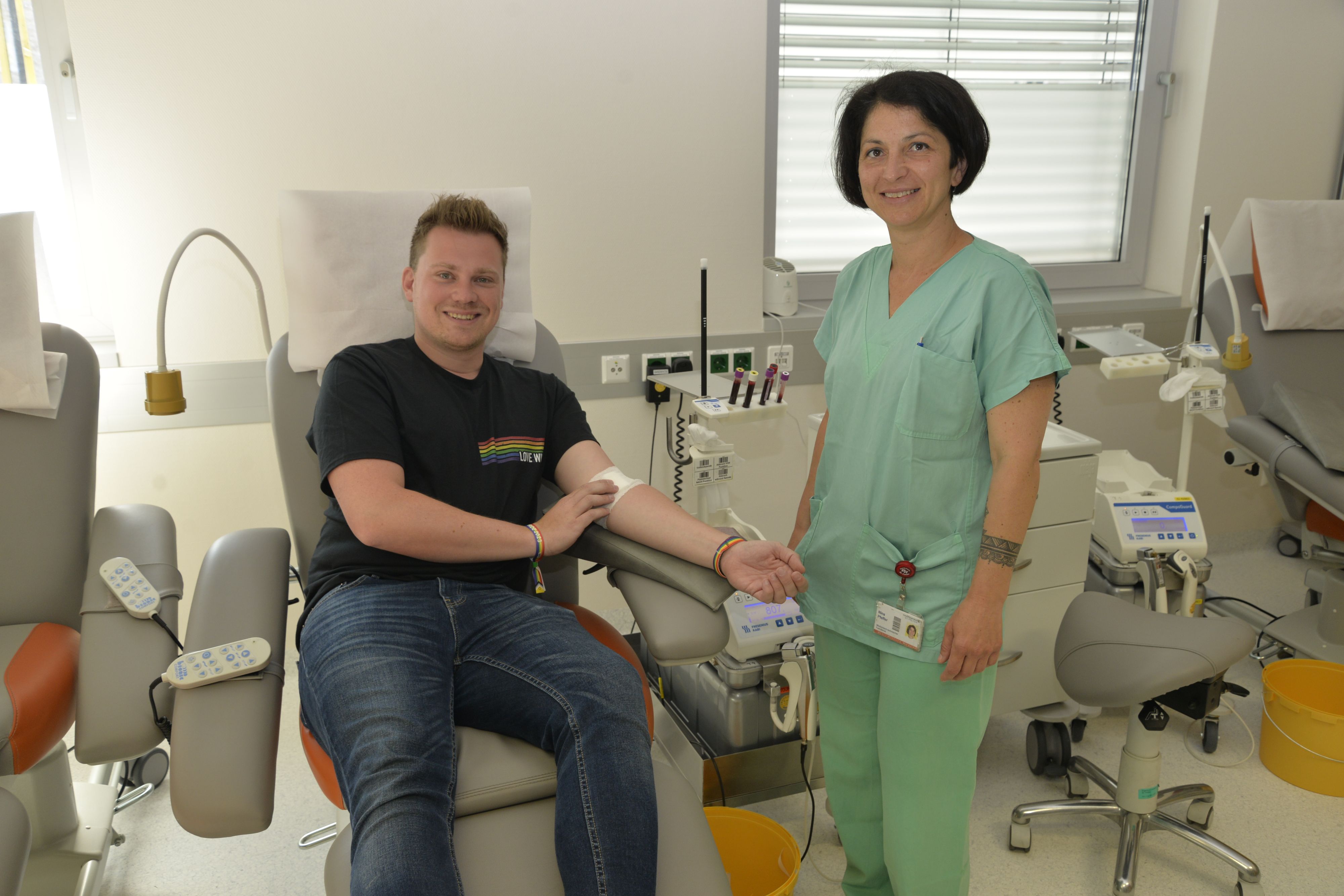 Landtagsabgeordneter Florian Krumböck und Nina Pfeffer von der Blutbank St. Pölten.