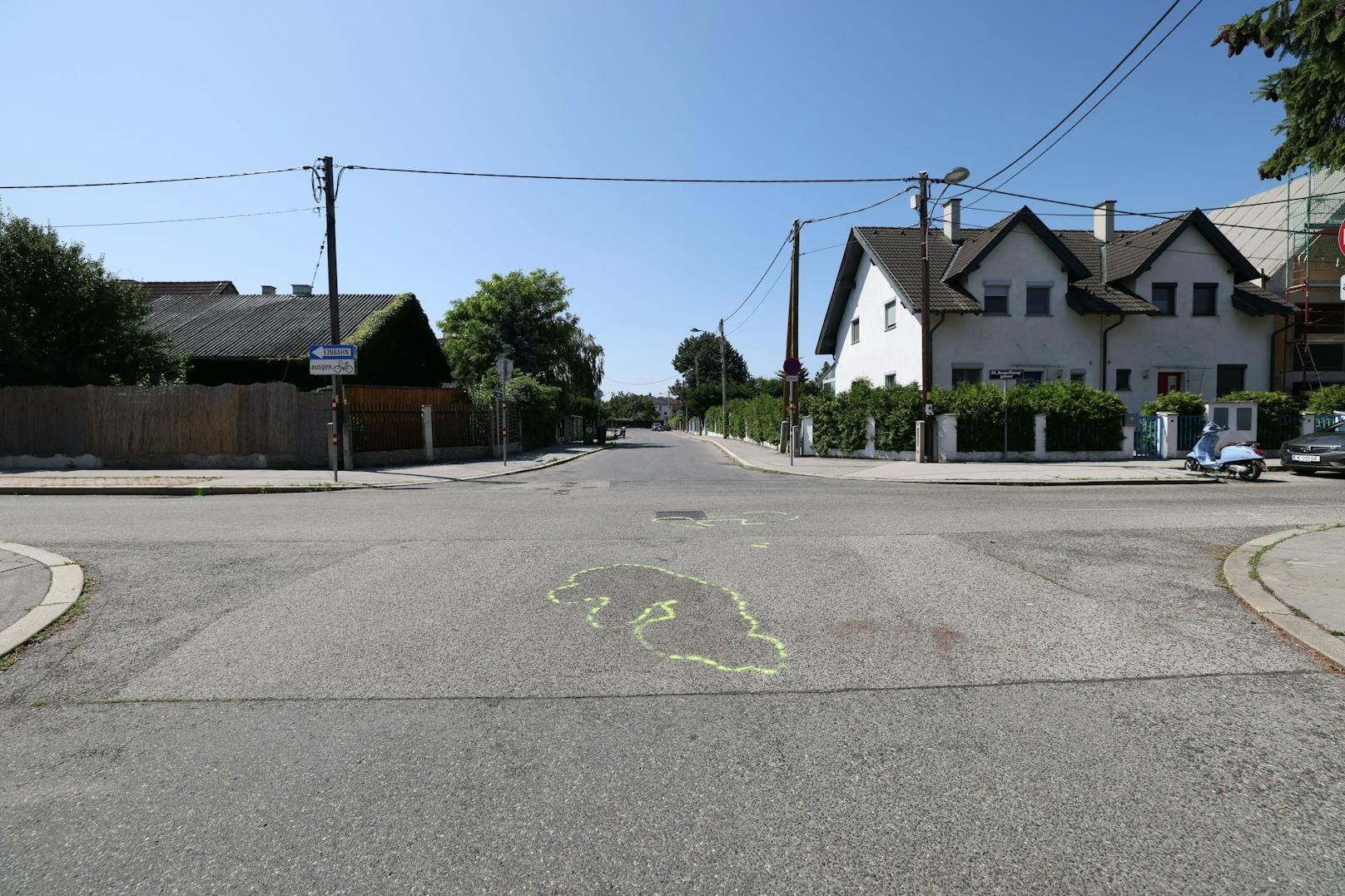 In Wien ist es am Wochenende zu einem tragischen Verkehrsunfall gekommen. Eine Mofa-Lenkerin wurde von einem Auto erfasst – sie hatte keine Chance.