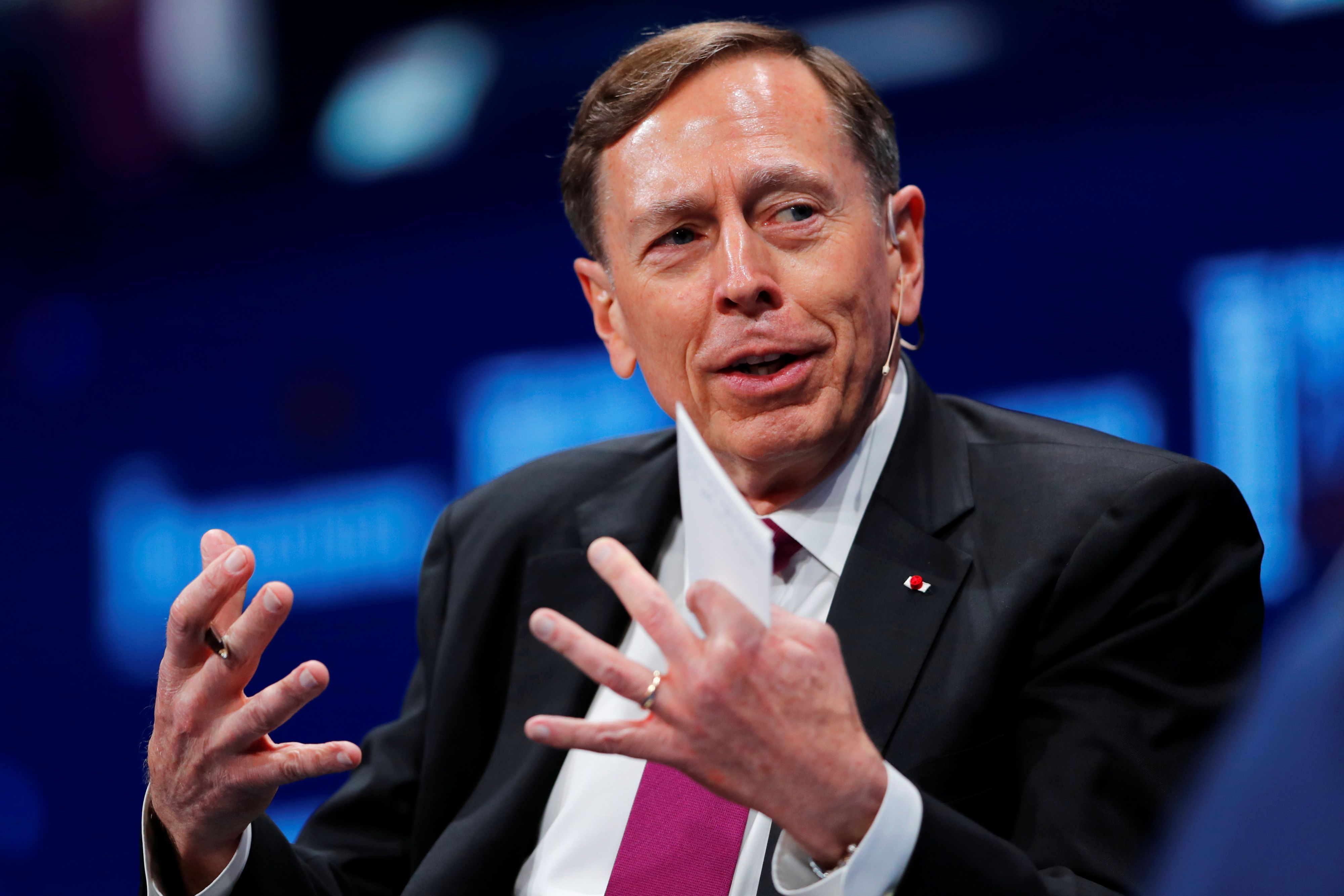 Ex-CIA-Boss David Petraeus gibt Jewgeni Prigoschin einen Ratschlag.
