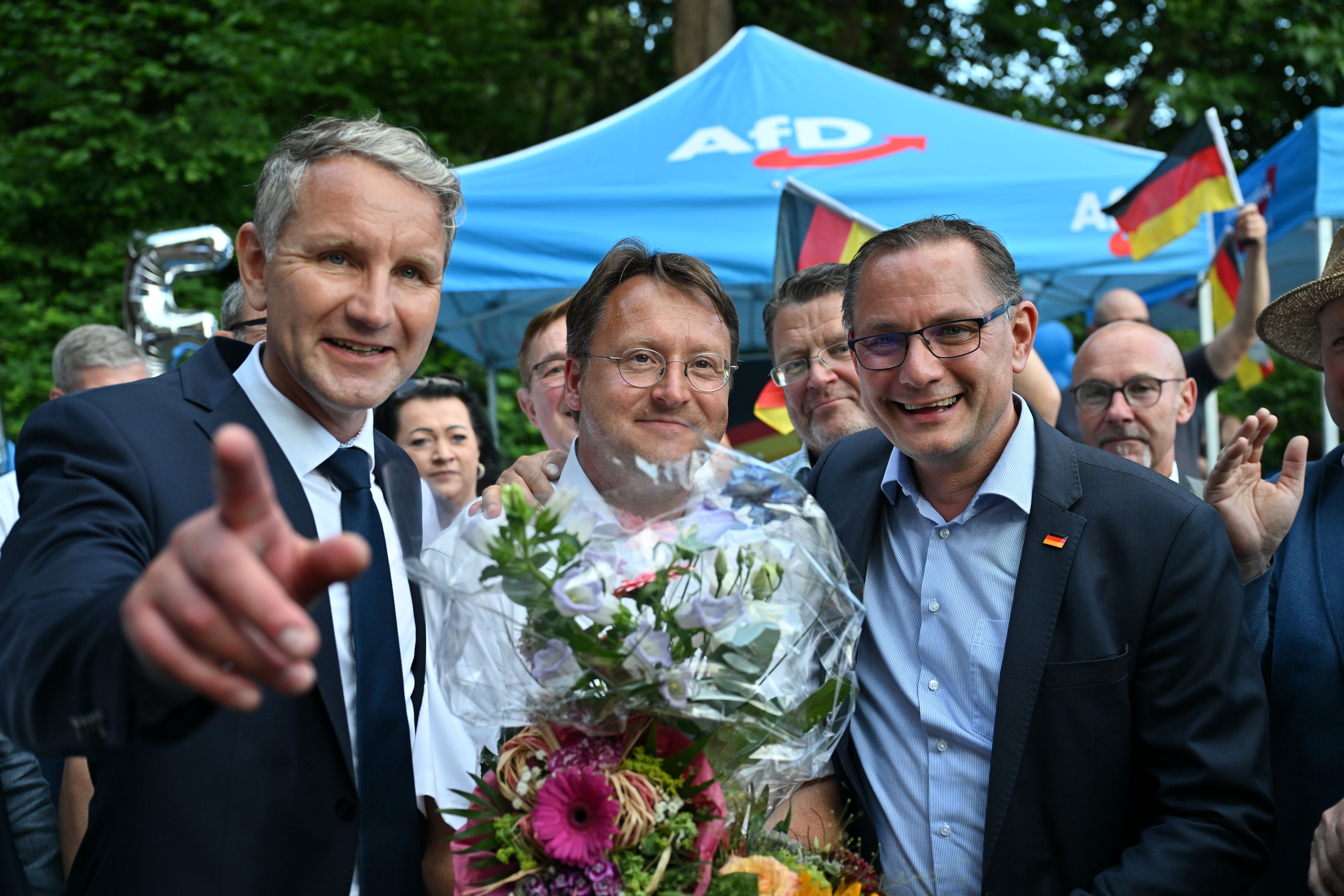 Robert Sesselmann (Mitte) hat als erster AfD-Politiker die Wahl in den Landrat geschafft.