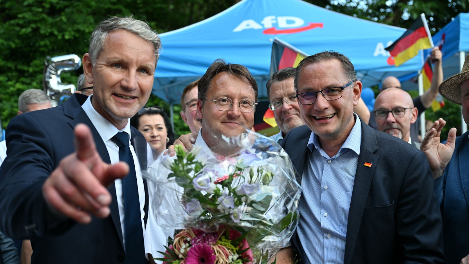Robert Sesselmann (Mitte) hat als erster AfD-Politiker die Wahl in den Landrat geschafft.