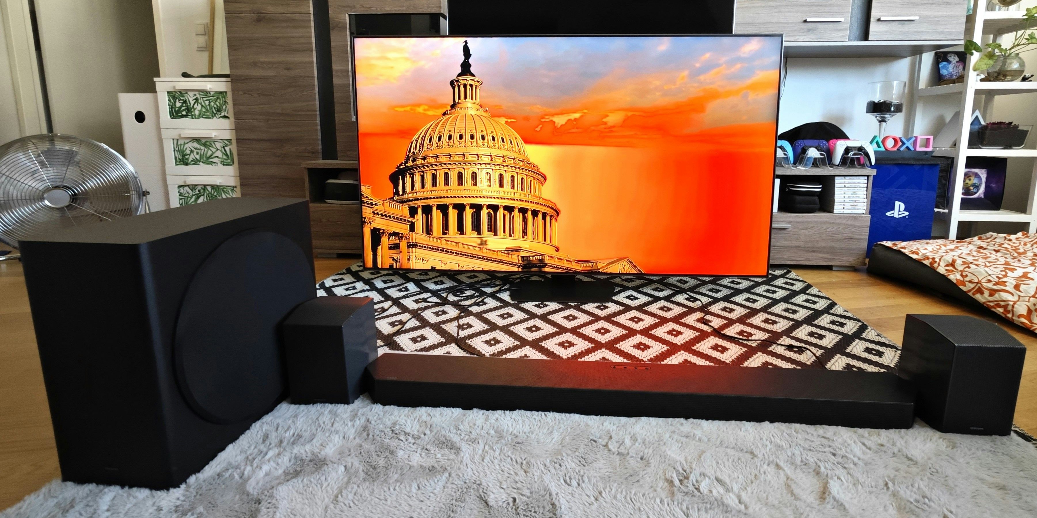 Samsung QN90C im Test – aber nicht nur: Im Vordergrund die Samsung-Flaggschiff-Soundbar Q930C.