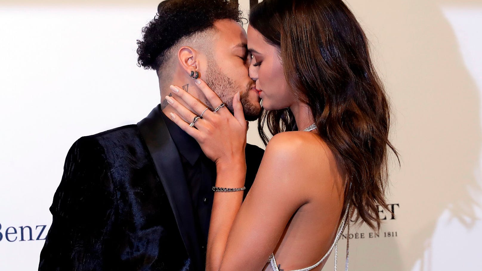 Fußball-Star Neymar gibt zu, seine schwangere Freundin betrogen zu haben