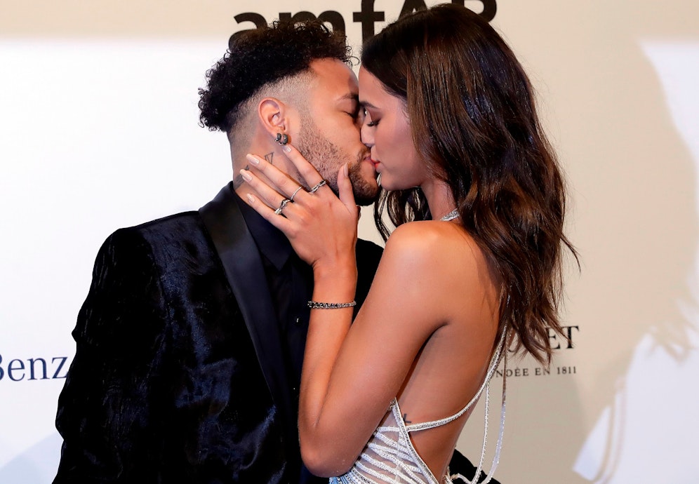 Fußball-Star Neymar gibt zu, seine schwangere Freundin betrogen zu haben.