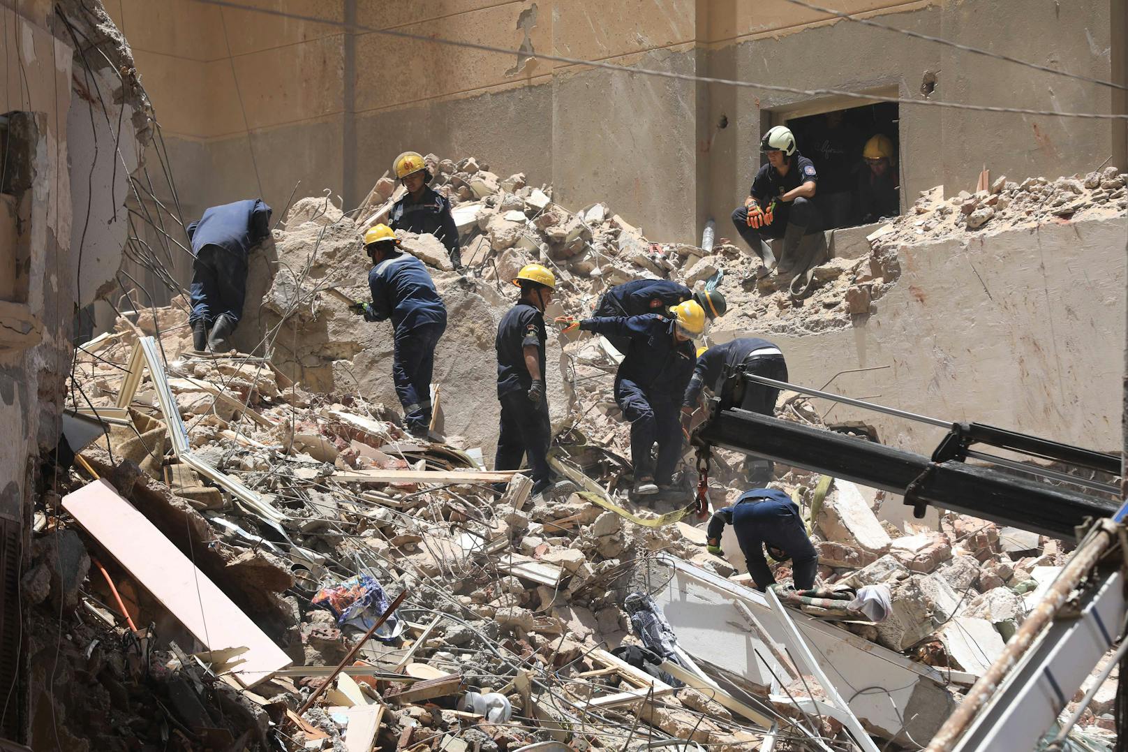 Feuerwehrleute suchen unter den Trümmern nach Verschütteten Personen.&nbsp;