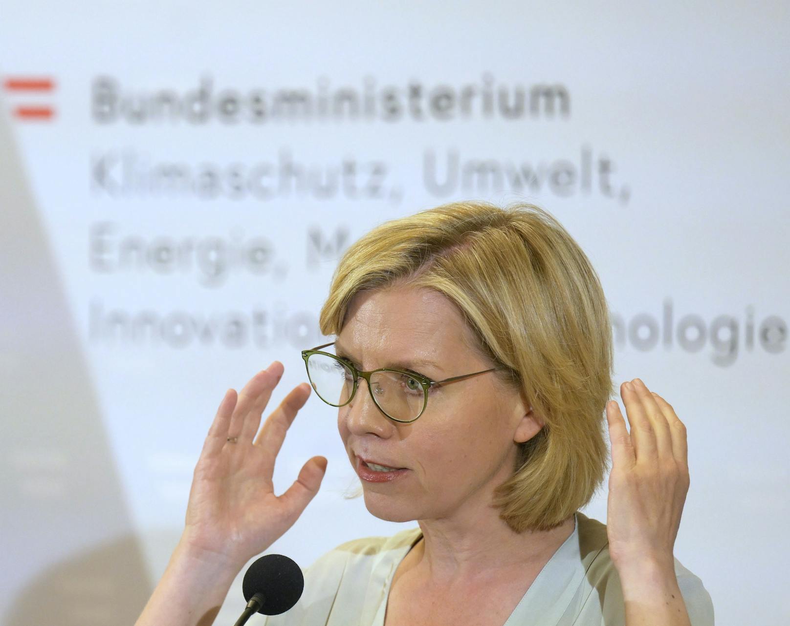 Energieministerin Leonore Gewessler (Grüne) vor einem Austausch mit Gasversorgern über die Vorbereitungen auf die Heizsaison 23/24 und Ausstiegspläne aus russischem Gas am 26. Juni 2023.