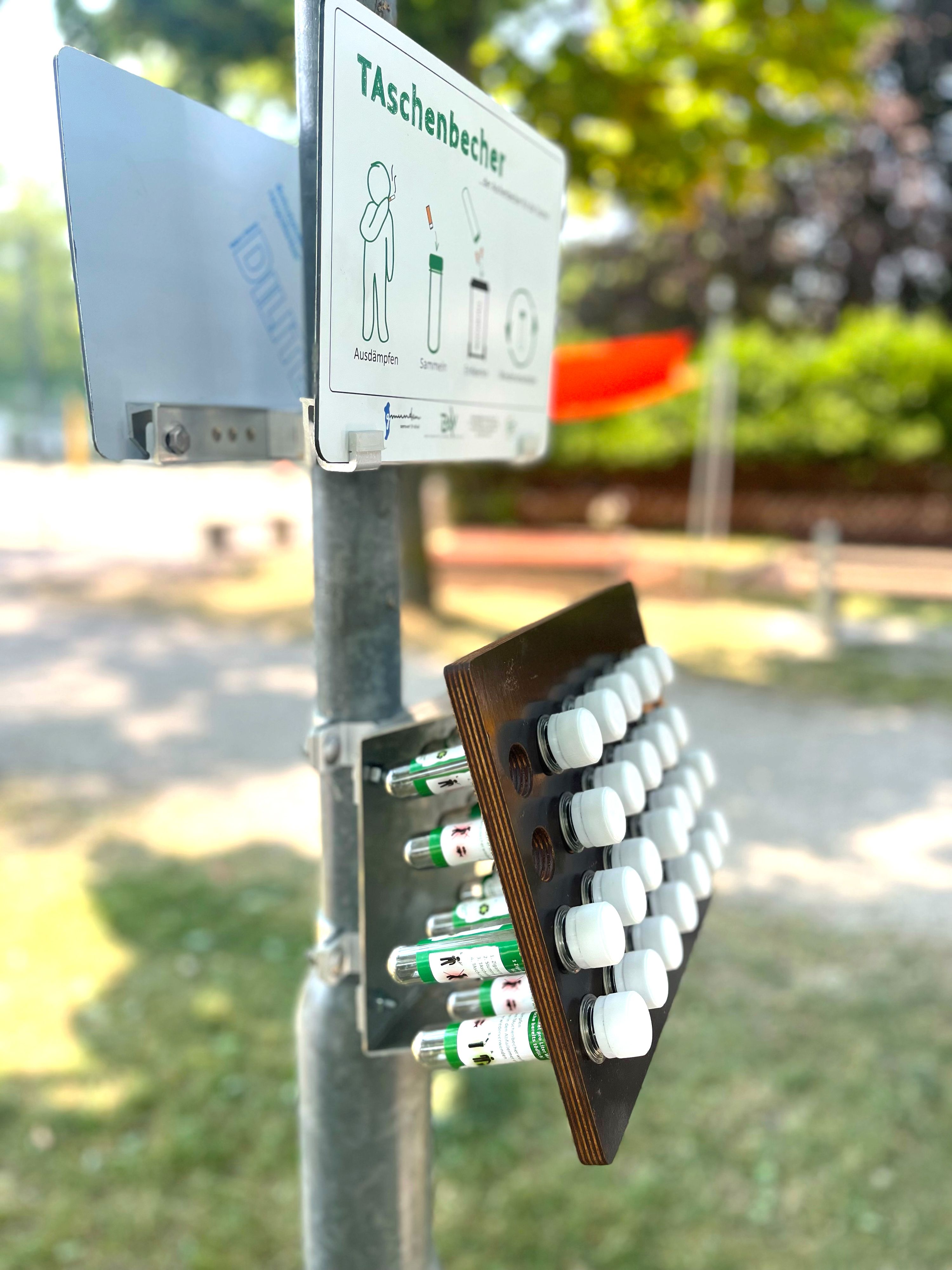 Diese kleinen Röhrchen sind gratis bei Badeplätzen in Gmunden zu haben.