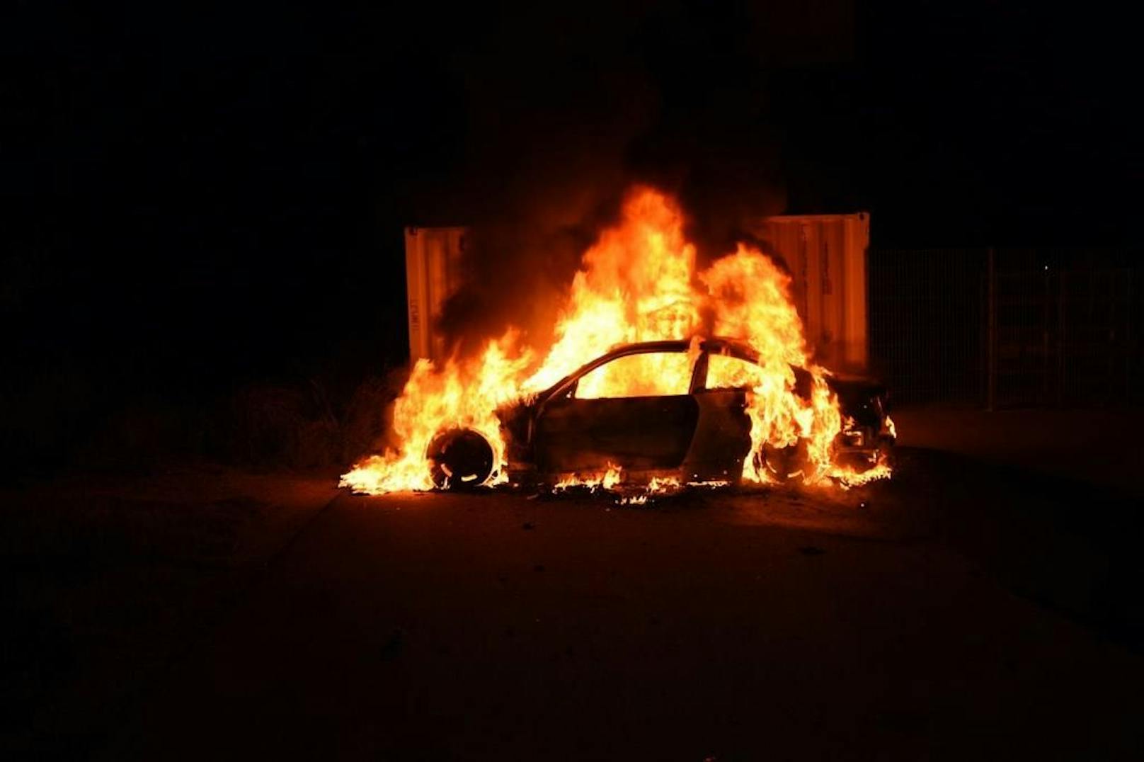 Der BMW wurde dann in Weigelsdorf in Brand gesteckt.