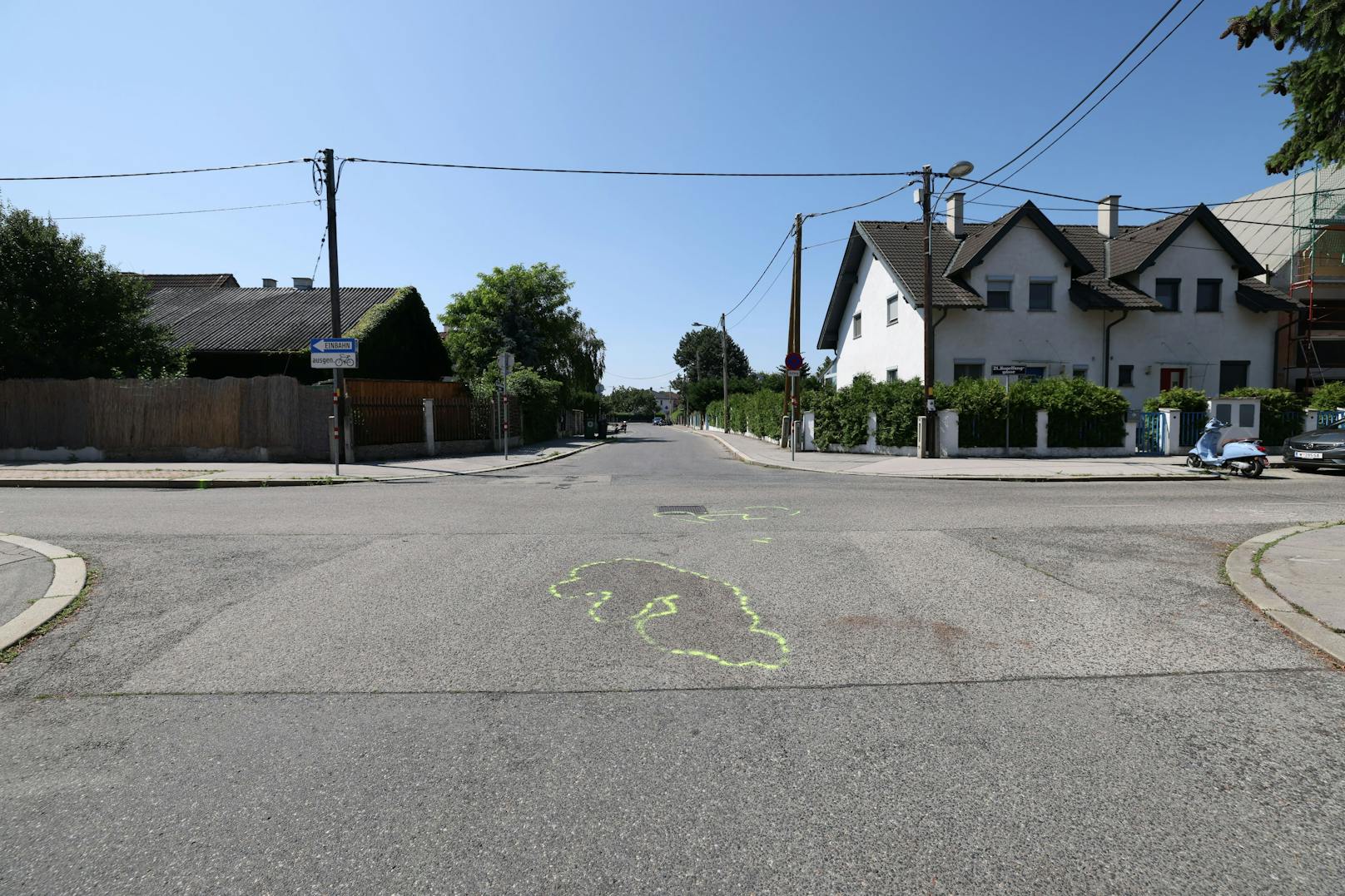 In Wien ist es am Wochenende zu einem tragischen Verkehrsunfall gekommen. Eine Mofa-Lenkerin wurde von einem Auto erfasst – sie hatte keine Chance.