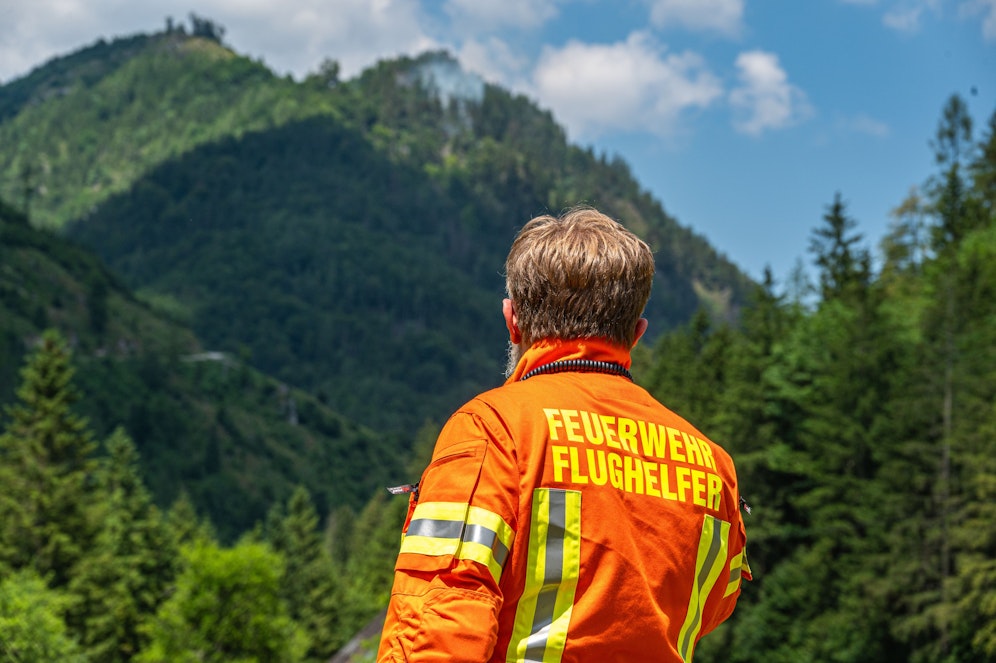 In Oberösterreich ist ein Waldbrand ausgebrochen. Die Einsatzkräfte stehen mit einem Großaufgebot im Einsatz.