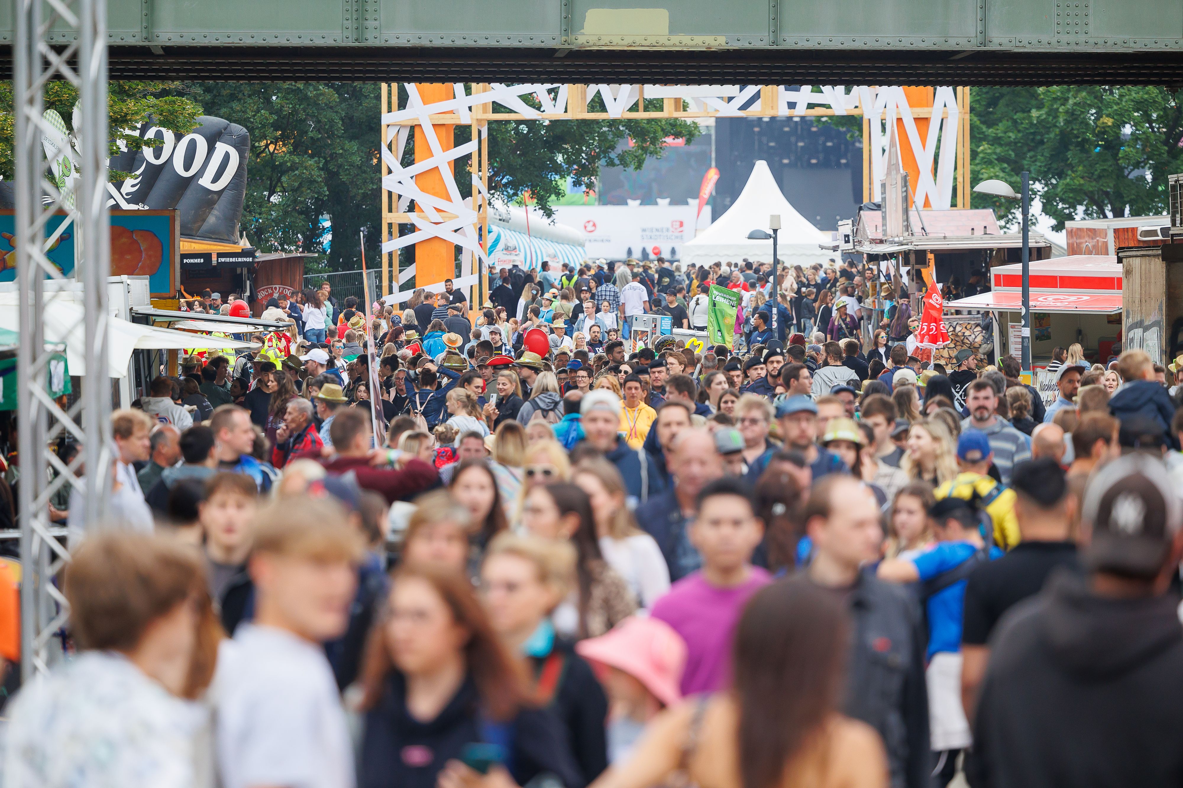 In einem Fall wird wegen des Verdachts der Vergewaltigung im Bekanntenkreis am Wiener Donauinselfest ermittelt.