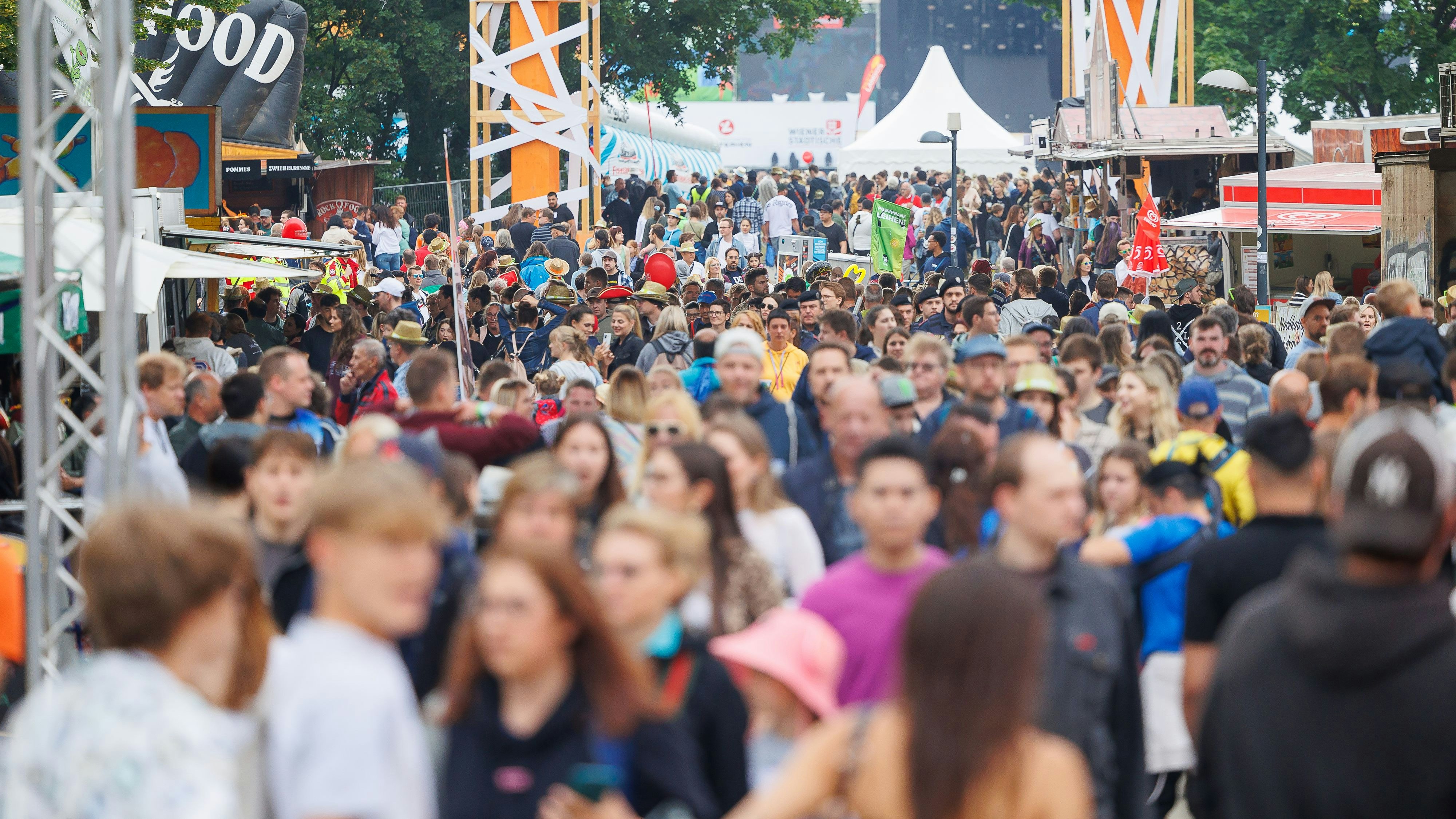 In einem Fall wird wegen des Verdachts der Vergewaltigung im Bekanntenkreis ermittelt.