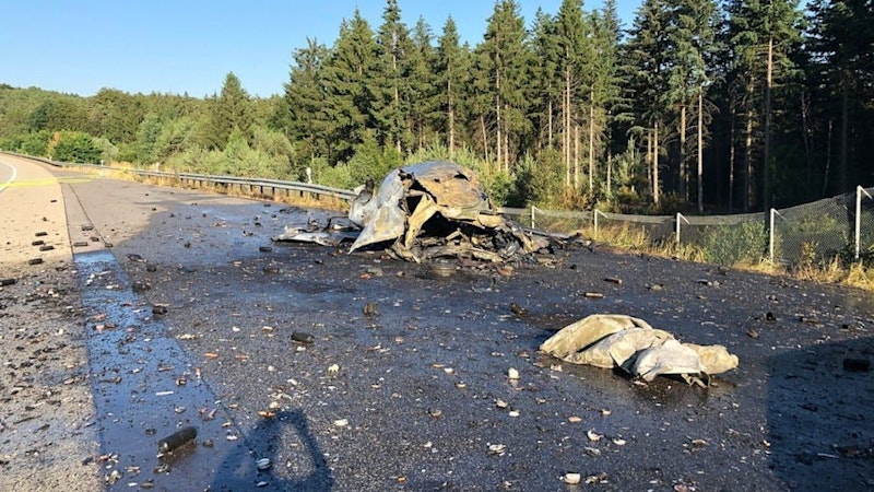 Der Mercedes-Vito brannte vollständig aus.