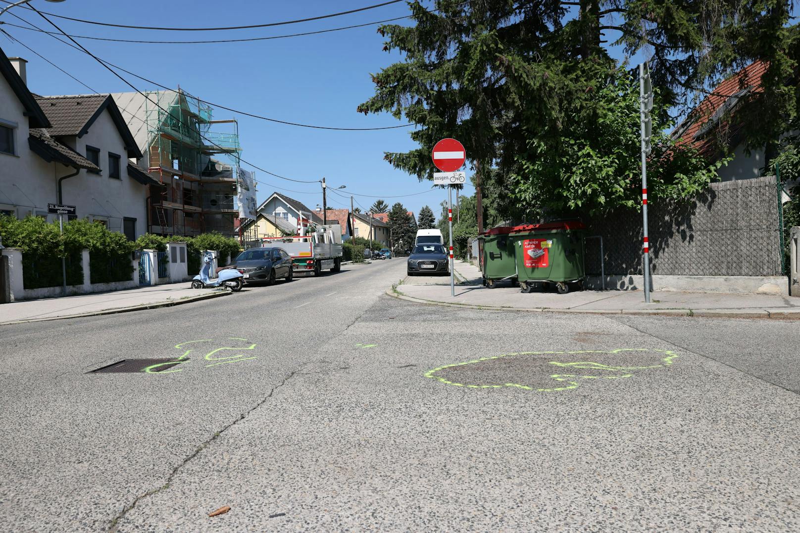 In Wien ist es am Wochenende zu einem tragischen Verkehrsunfall gekommen. Eine Mofa-Lenkerin wurde von einem Auto erfasst – sie hatte keine Chance.