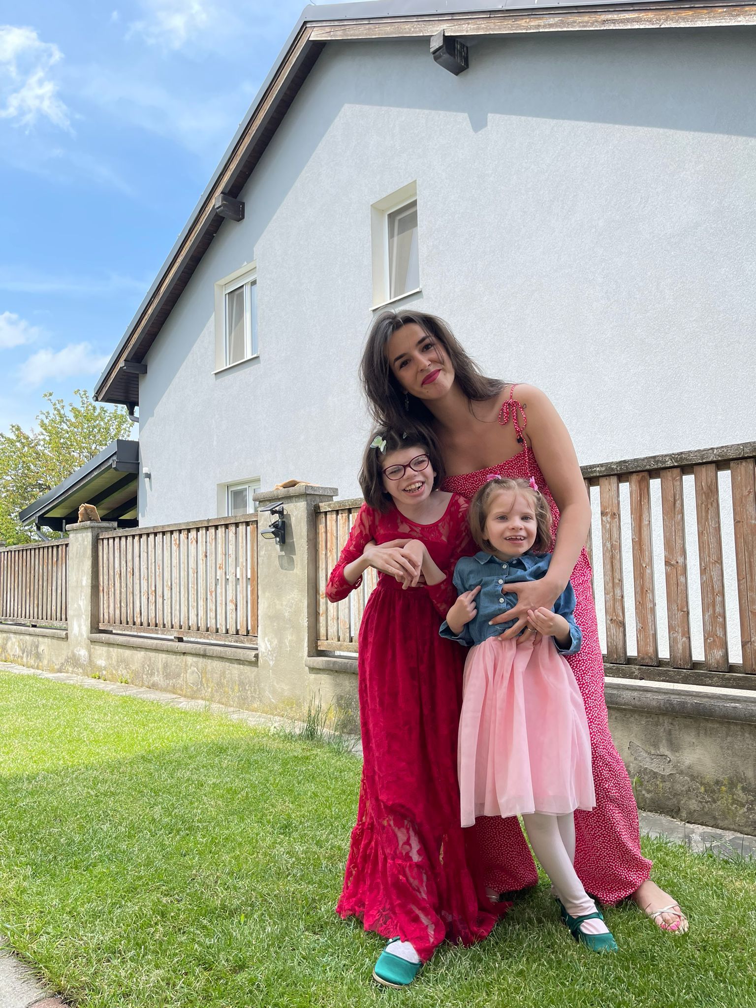 Die Schwestern Elena und Lilian (v.l.) haben einen extrem seltenen Gendefekt und brauchen nun Hilfe. 24-Stunden-Pflegerin Julia unterstützt sie.