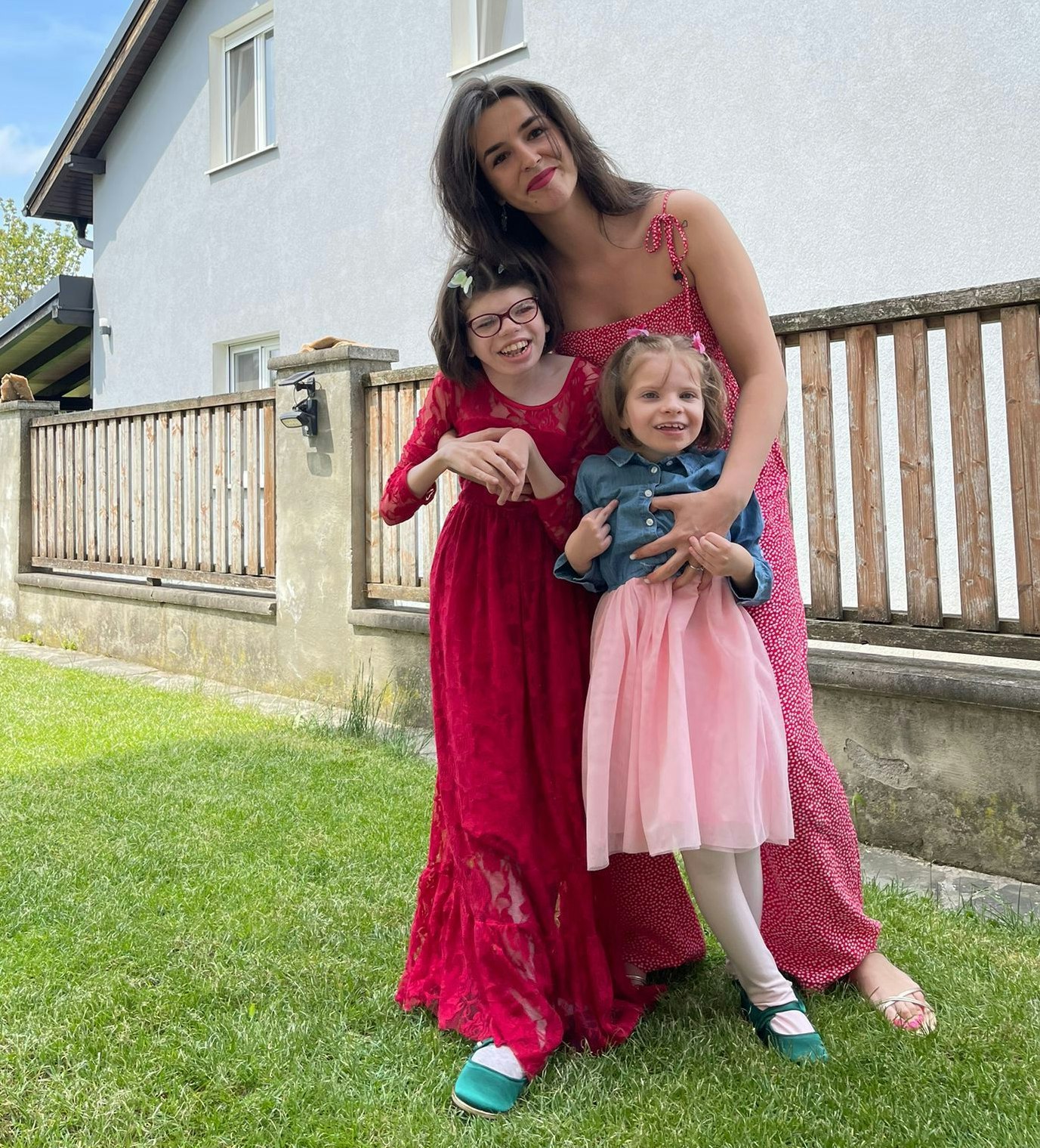 Die Schwestern Elena und Lilian (v.l.) haben einen extrem seltenen Gendefekt und brauchen nun Hilfe.