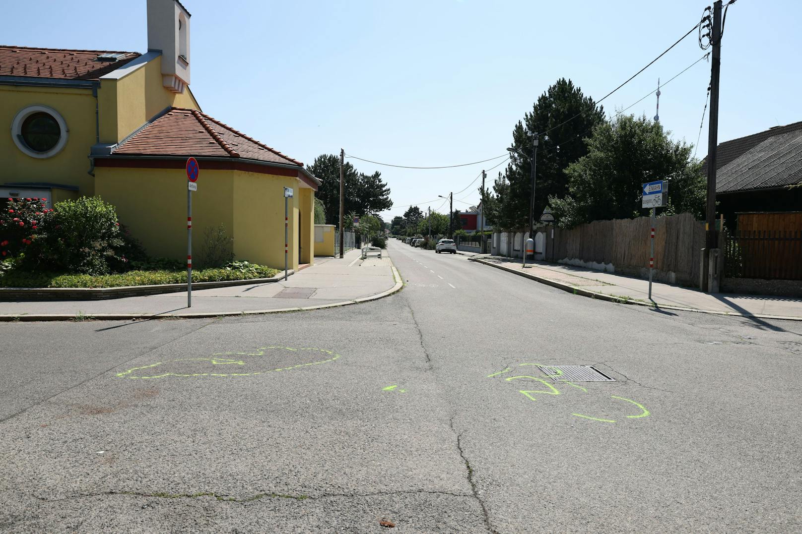 In Wien ist es am Wochenende zu einem tragischen Verkehrsunfall gekommen. Eine Mofa-Lenkerin wurde von einem Auto erfasst – sie hatte keine Chance.