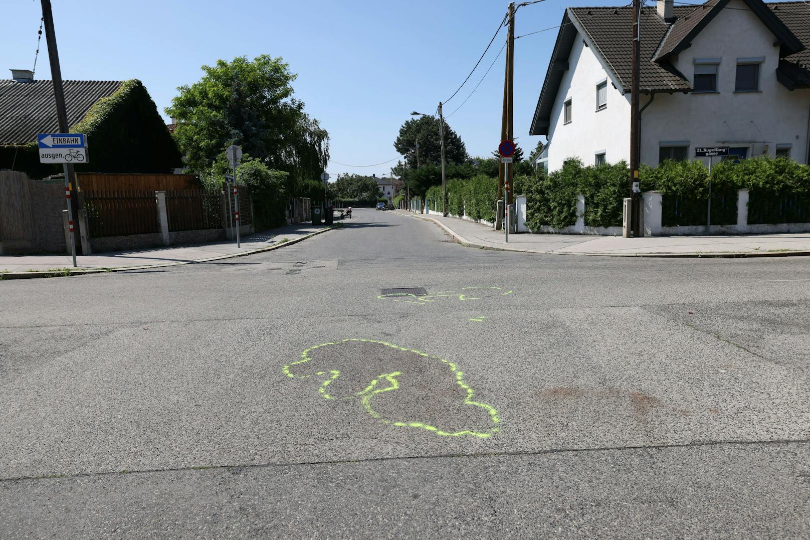 In Wien ist es am Wochenende zu einem tragischen Verkehrsunfall gekommen. Eine Mofa-Lenkerin wurde von einem Auto erfasst – sie hatte keine Chance.