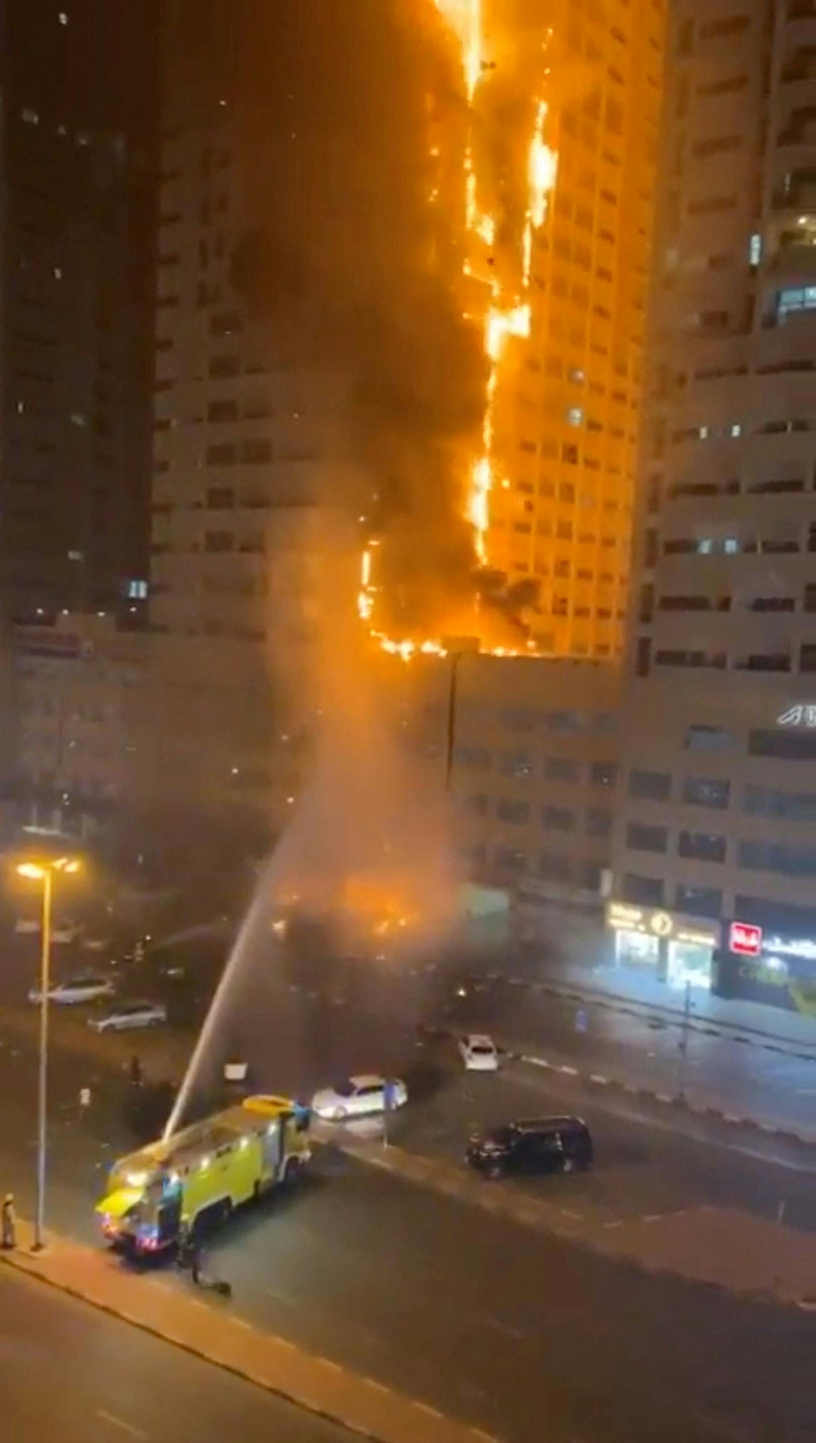 Das Feuer hatte als Zimmerbrand begonnen, konnte sich aber rasant entlang der Fassade ausbreiten.