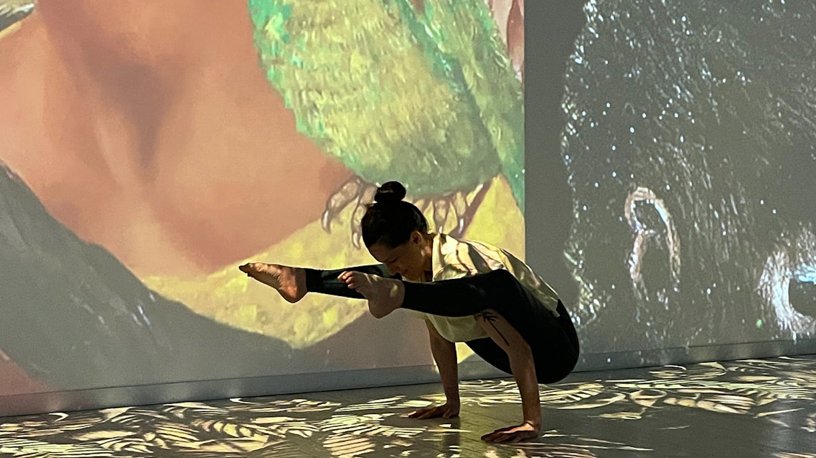 Yoga-Stunde im Juli in Wiener Frida Kahlo Ausstellung