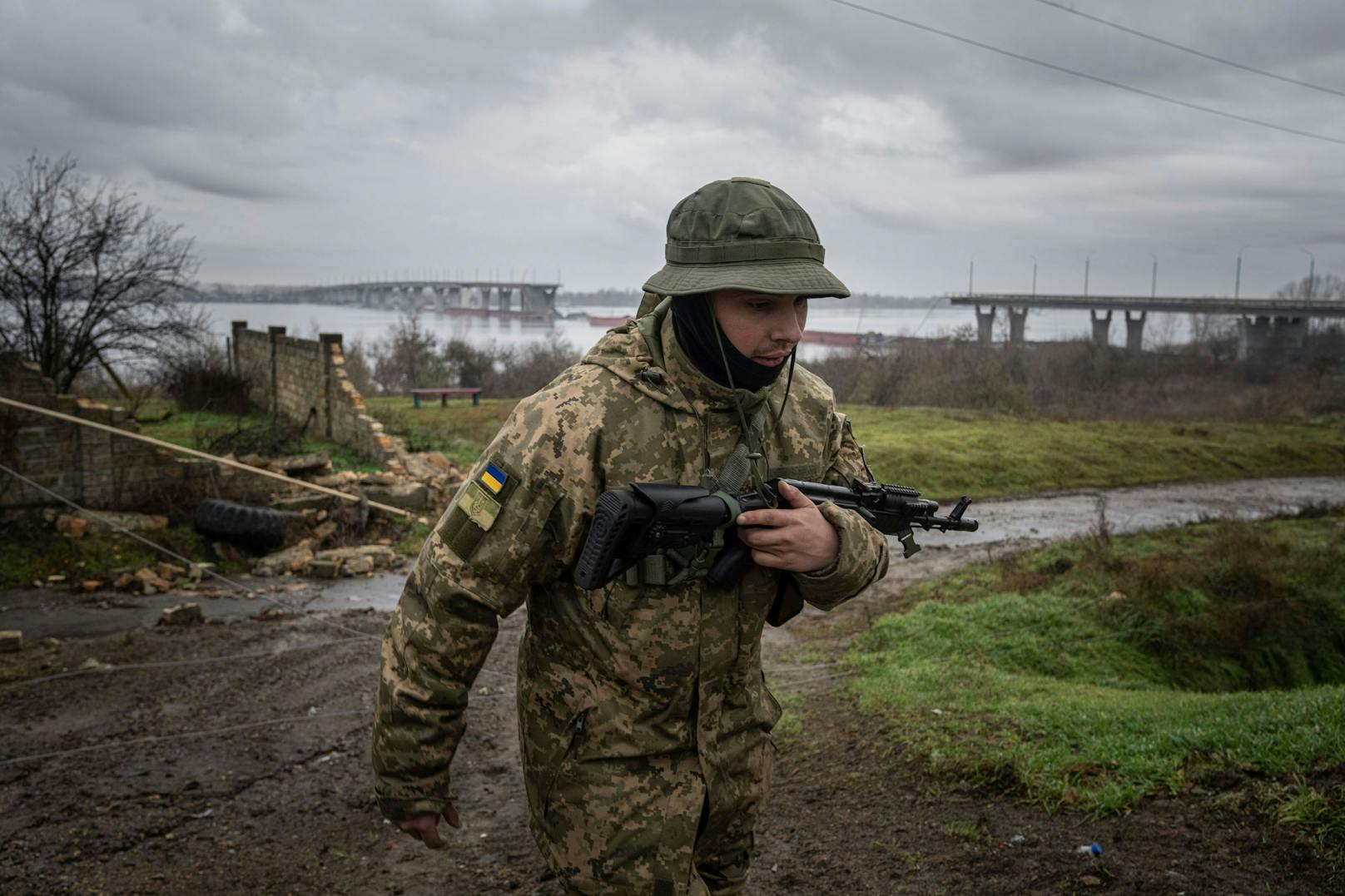 Ein ukrainischer Soldat an der Antoniwkabrücke wenige Wochen nach dem russischen Abzug aus Cherson im November 2022. Jetzt wird auf der anderen Seite gekämpft.