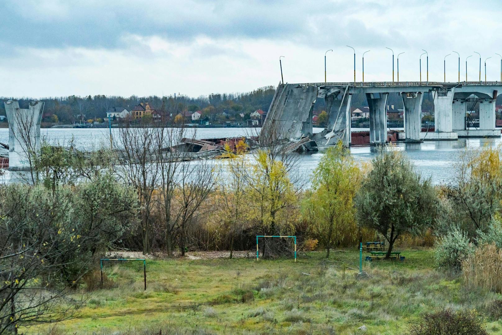 Mit dem HIMARS-System hatten die Ukrainer auch die Nachschubwege auf der mächtigen Antoniwkabrücke und darüber hinaus unter Beschuss nehmen können.