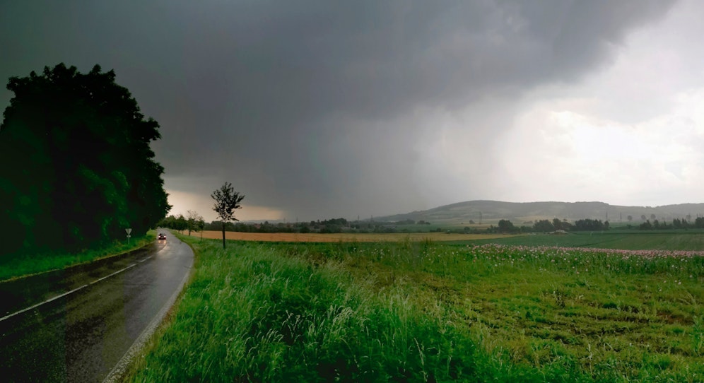 Eine Starkregen-Zelle zieht über Judenau im Tullnerfeld hinweg. Aufgenommen am 27. Juni 2023.