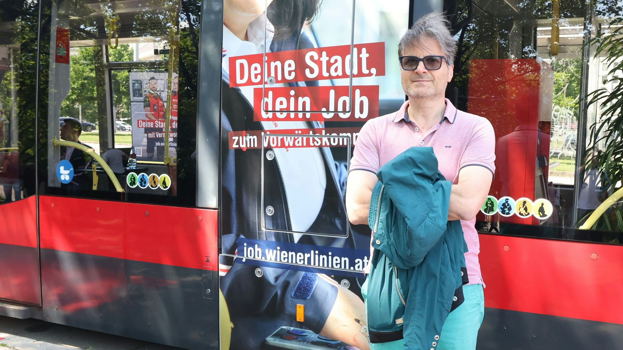 Kamen (58) möchte eigentlich gar nicht für die Wiener Linien arbeiten. Er ist wegen seiner AMS-Beraterin hier.