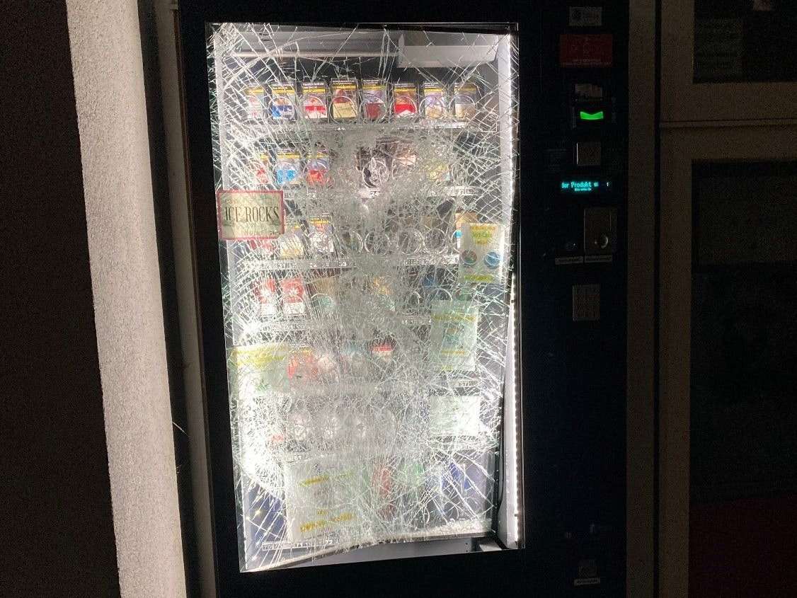 Die Jugendlichen stehen im Verdacht, den Zigarettenautomaten beschädigt zu haben. 