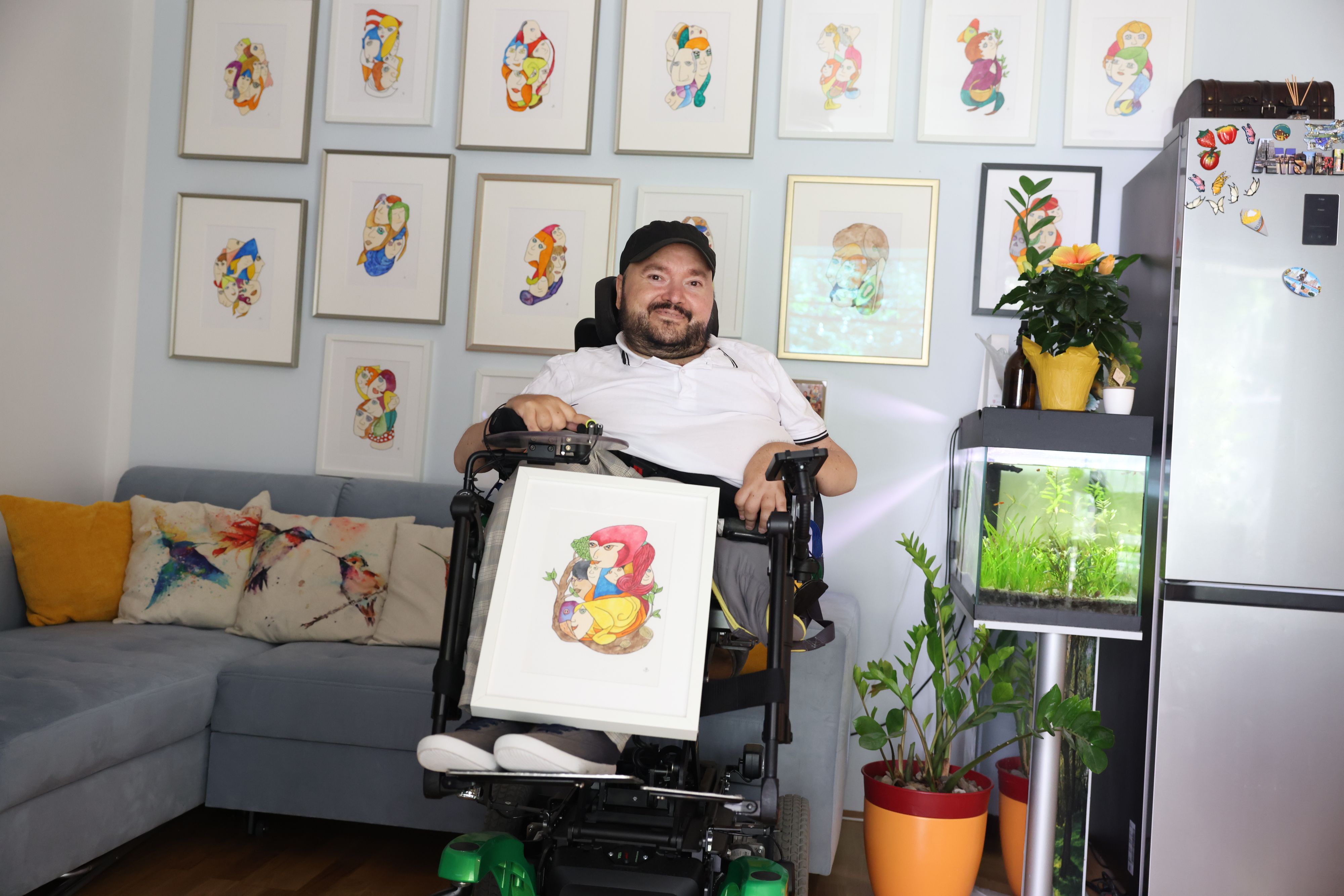 Über 500 Euro zahlen Interessierte für Bilder von Artur Belja. Der 42-jährige sitzt im Rollstuhl, doch das hält ihn nicht von seinem größten Hobby ab.