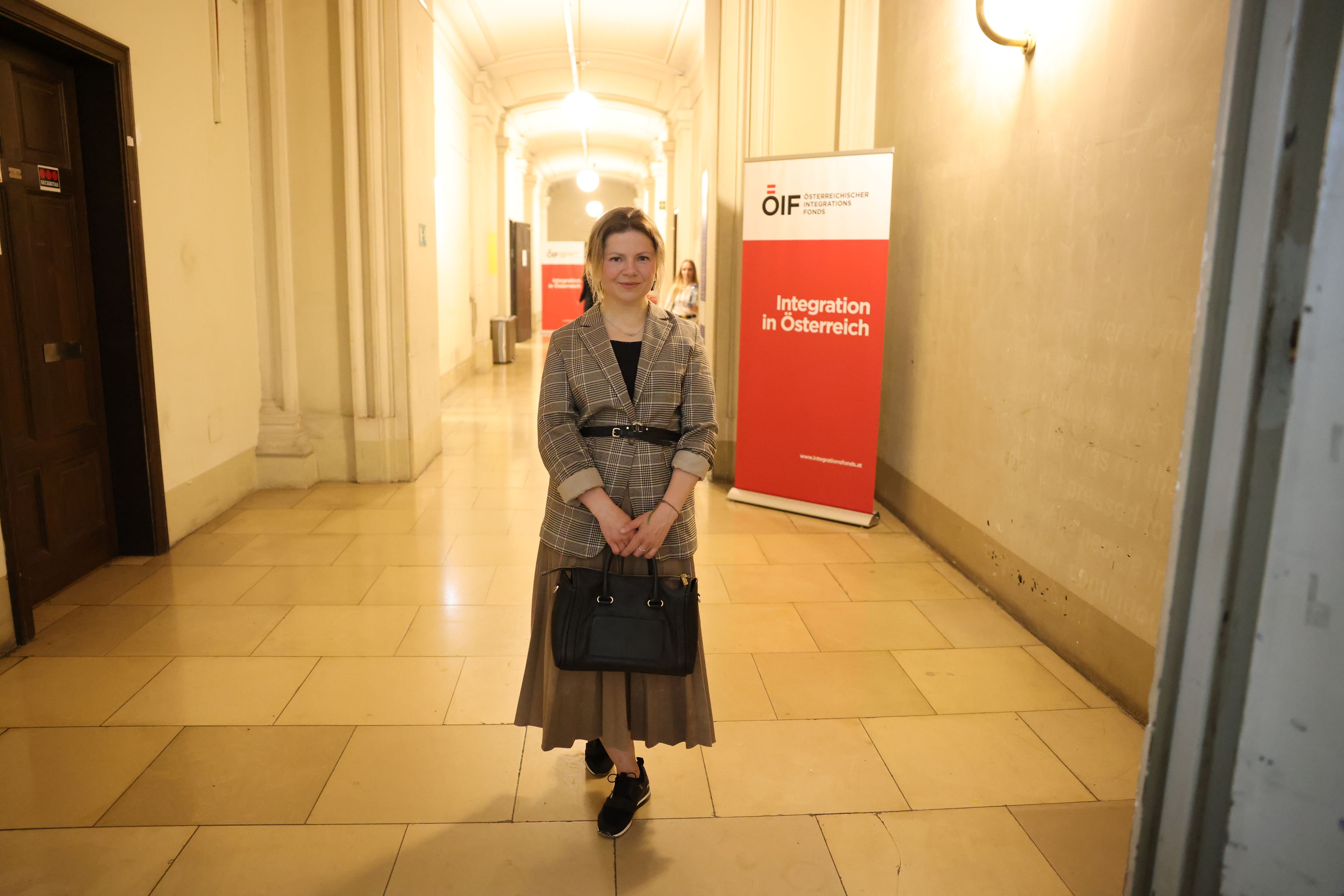 Sie hat Krieg und Flucht hinter sich, ließ ihre Familie zurück: In Wien baut sich Natalya nun ein neues Leben auf. Unterstützung erhält sie vom ÖIF.