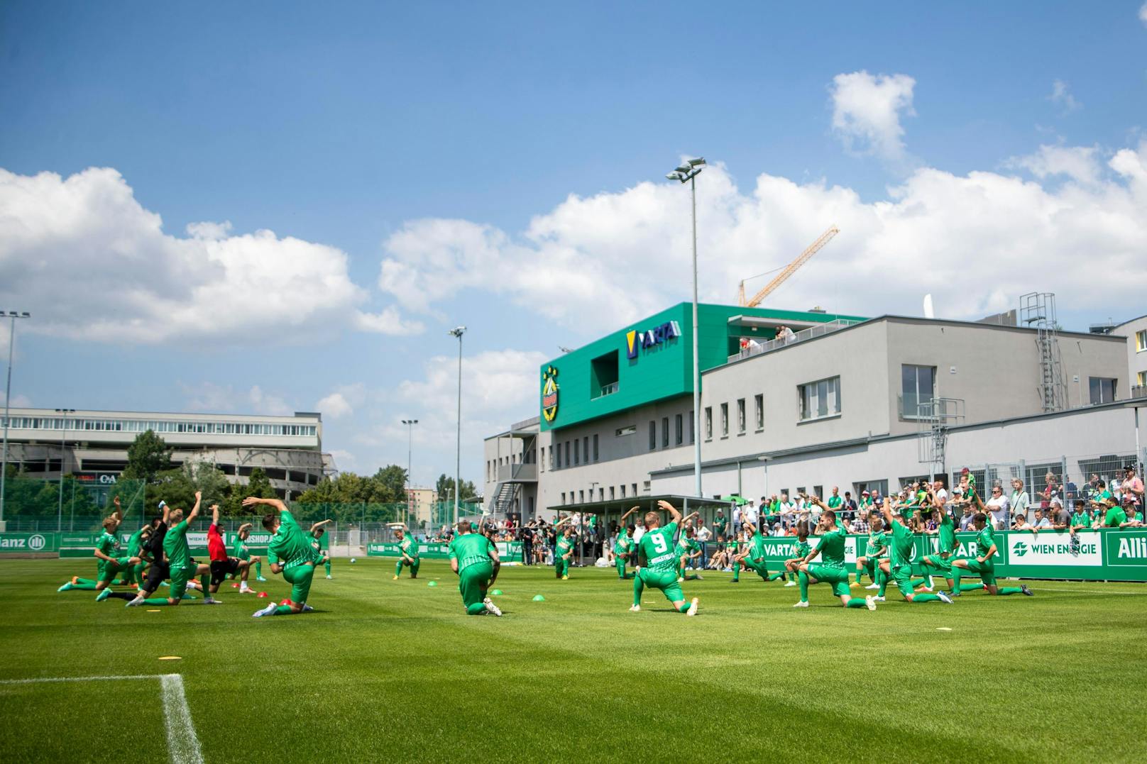 Das Trainingszentrum ist fertig, zur Eröffnung kamen Hunderte Fans.