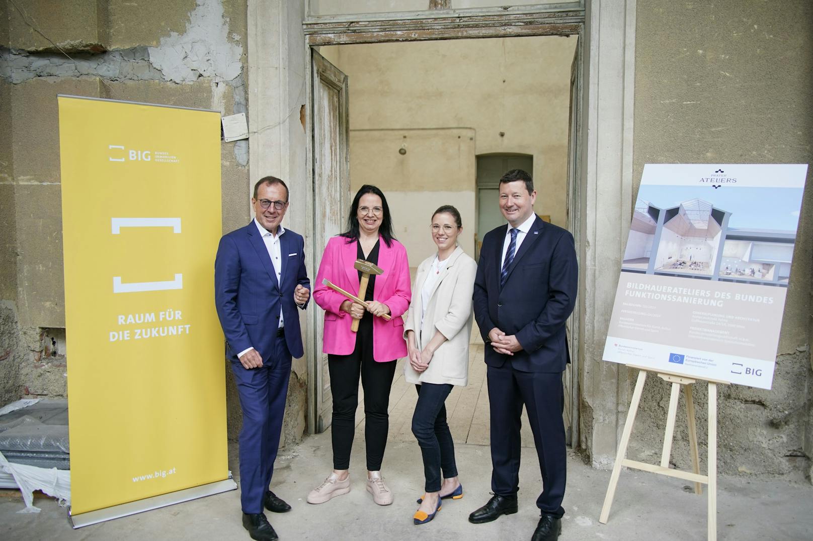 Wolfgang Gleissner (Geschäftsführer Bundesimmobiliengesellschaft), Kunst- und Kulturstaatssekretärin Andrea Mayer, Architektin Richter und Martin Selmayr (Leiter der Vertretung der Europäischen Kommission in Österreich, v.li.) auf der Baustelle.