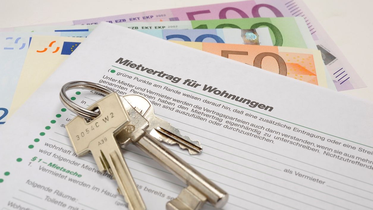 house key and rental contract for apartment - in German language: Mietvertrag für Wohnungen
