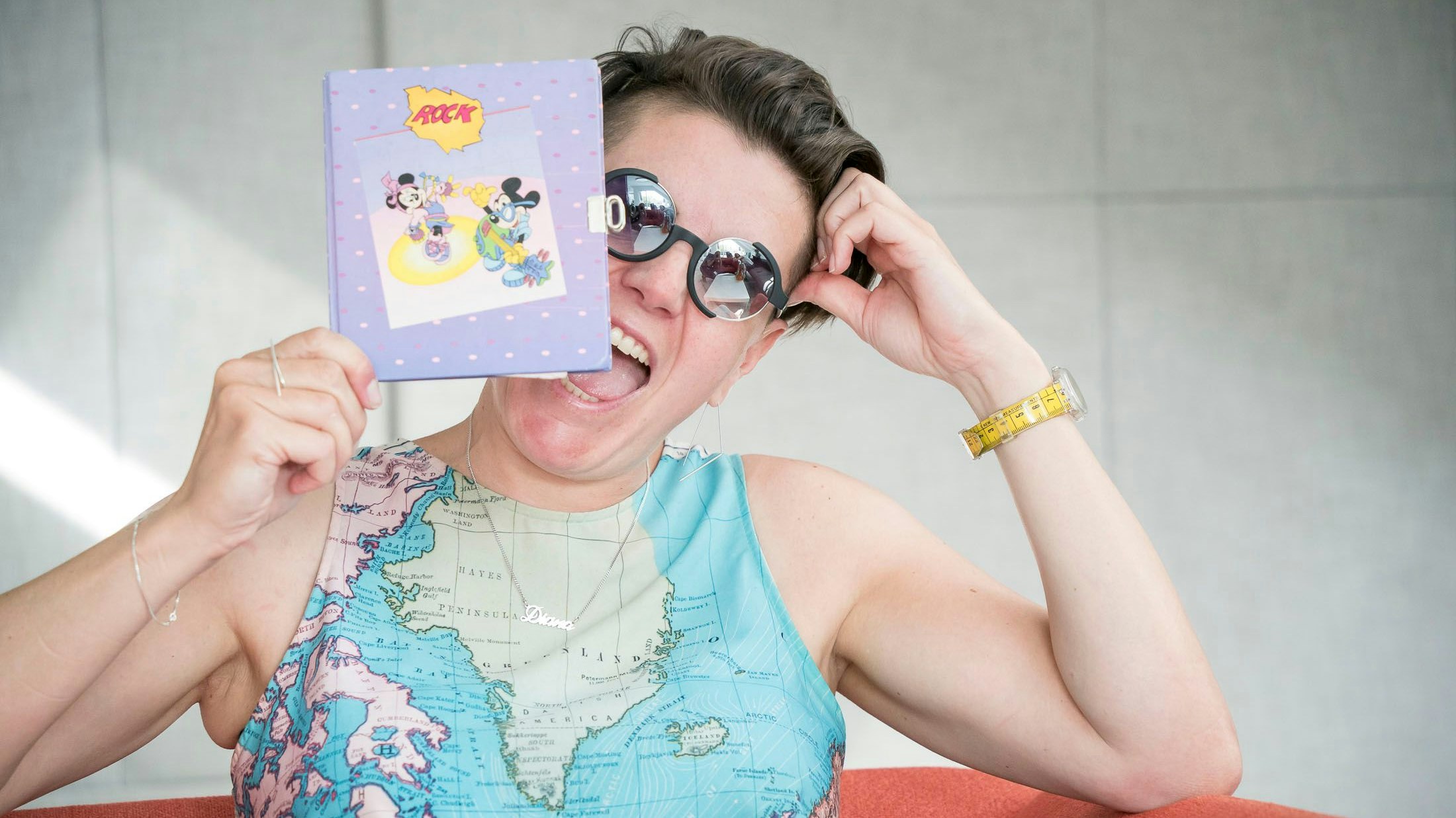 Diana Kohl (43): "Mein erster Tagebucheintrag war am 23. September 1989, denn das Leben war hart in den Bergen. Ich hatte dort wenig Gleichgesinnte, daher viel Zeit zum Tagebuch schreiben und Schwärmen für unerreichbare “Boys”. Aufgewachsen bin ich in einem kleinen Dorf mit viel Verkehr (Stau bei B179)."