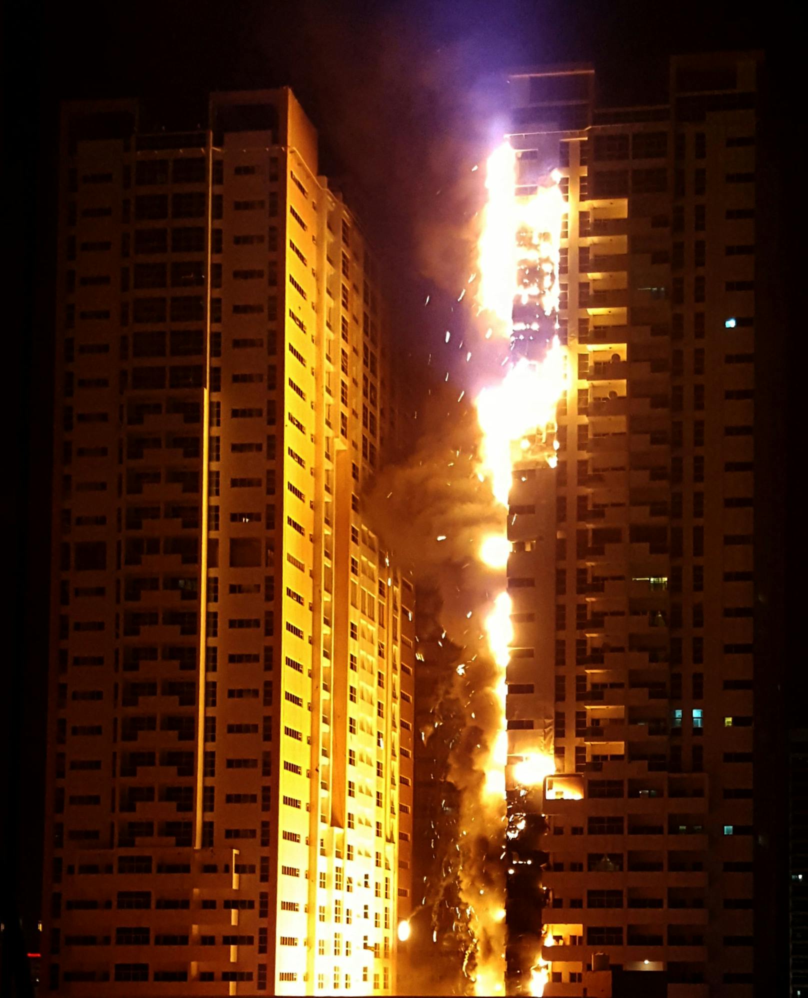 <strong>Adschman, 28. März 2016:</strong> Der Brand an einem der Türme konnte auf einen weiteren überspringen, ehe die Feuerwehr ihn löschen konnte.