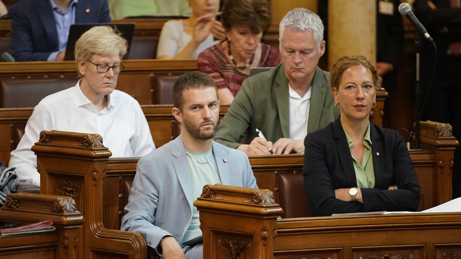 Ernste Gesichter im Gemeinderat bei Peter Kraus und Judith Pühringer von den Grünen.