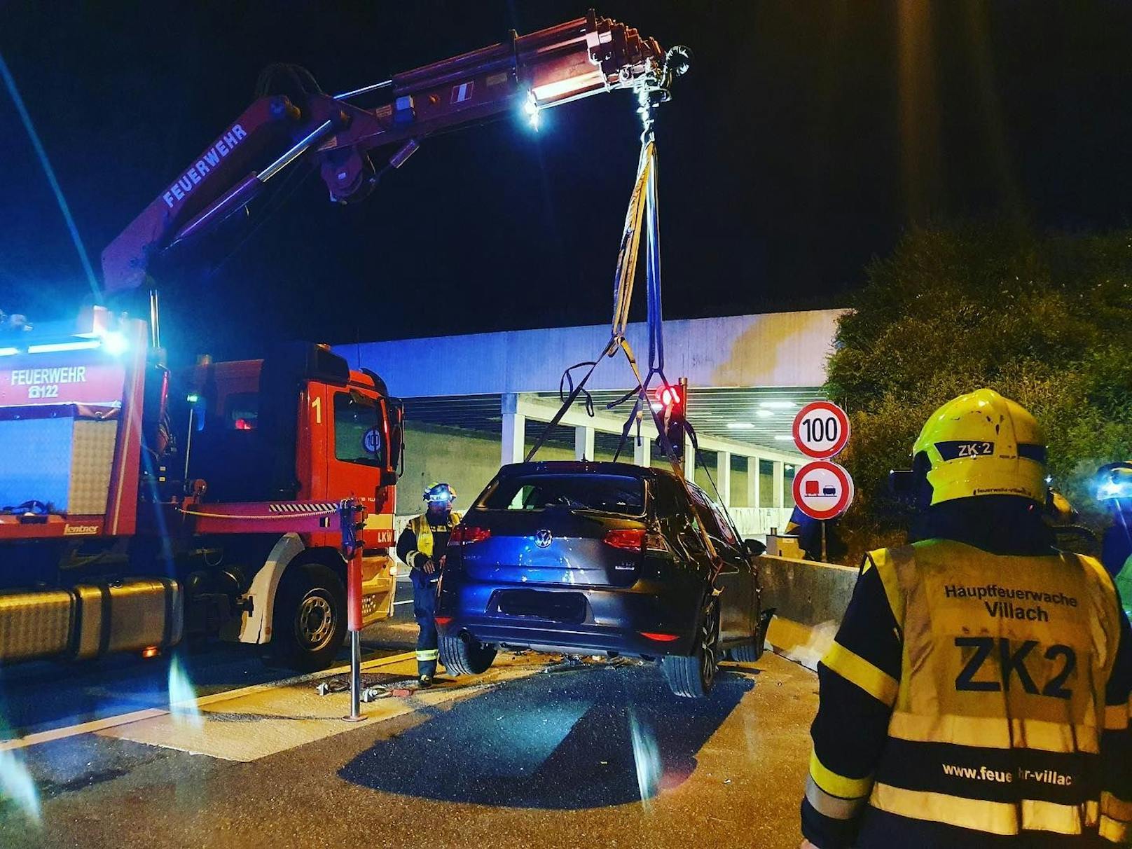 Der Lenker wurde von Rettung und Notarzt versorgt und mit Verletzungen unbestimmten Grades ins LKH Villach gebracht. Das Fahrzeug wurde von der Feuerwehr abtransportiert.