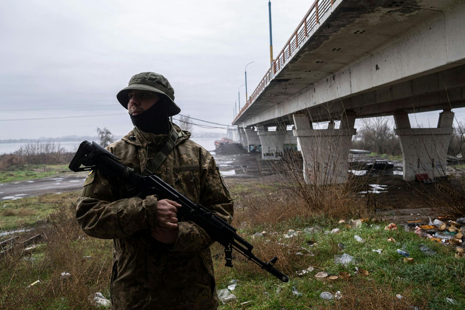 Die russische Armee hatte mit der Eroberung der Stadt Cherson in den Anfangstagen der Invasion selbst einen Brückenkopf auf die andere Seite des Dnipro geschaffen.