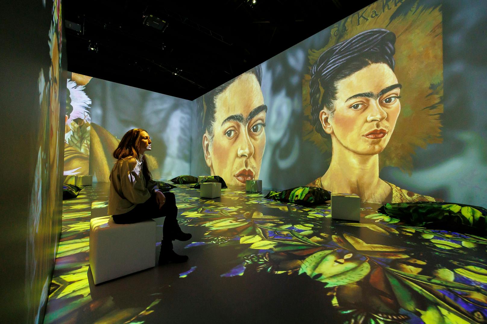 Die immersive Ausstellung zeigt die Kunst der berühmten mexikanischen Künstlerin Frida Kahlo mit hochauflösenden Beamern in den Marx-Hallen im 3. Bezirk.