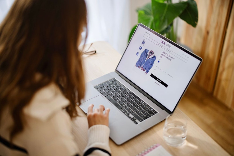 Beim Kauf beziehungsweise Verkauf von Mode tappten zwei Frauen in die Konto-Falle.