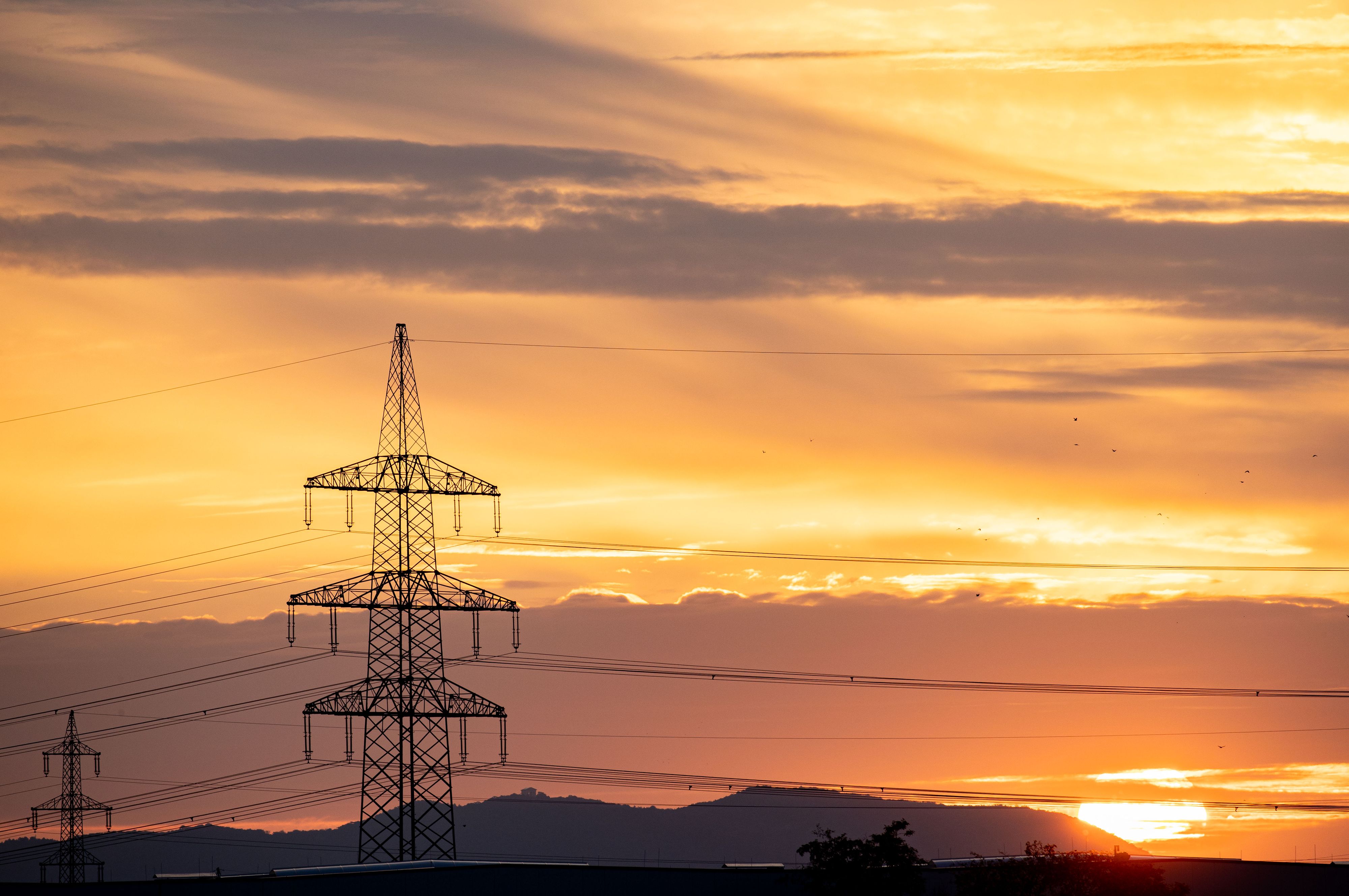 Der Rauch, der von den kanadischen Waldbränden nach Europa wabert, macht sich bei uns in Form eines dunstigen Himmels mit rot-orangefarbenen Sonnenuntergängen bemerkbar.