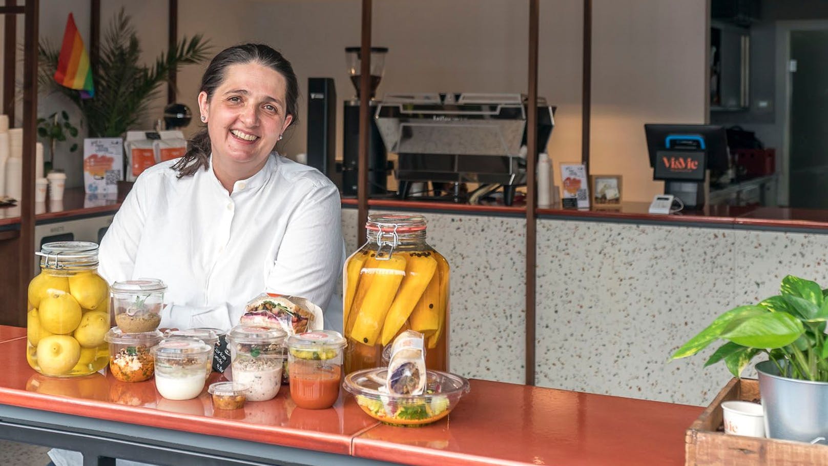 Claudia Kortic aus Tirol ist von einer lebenslangen Weltreise mit tausenden Rezepten heimgekehrt - nun verköstigt sie eilige Foodies in der Landstraße