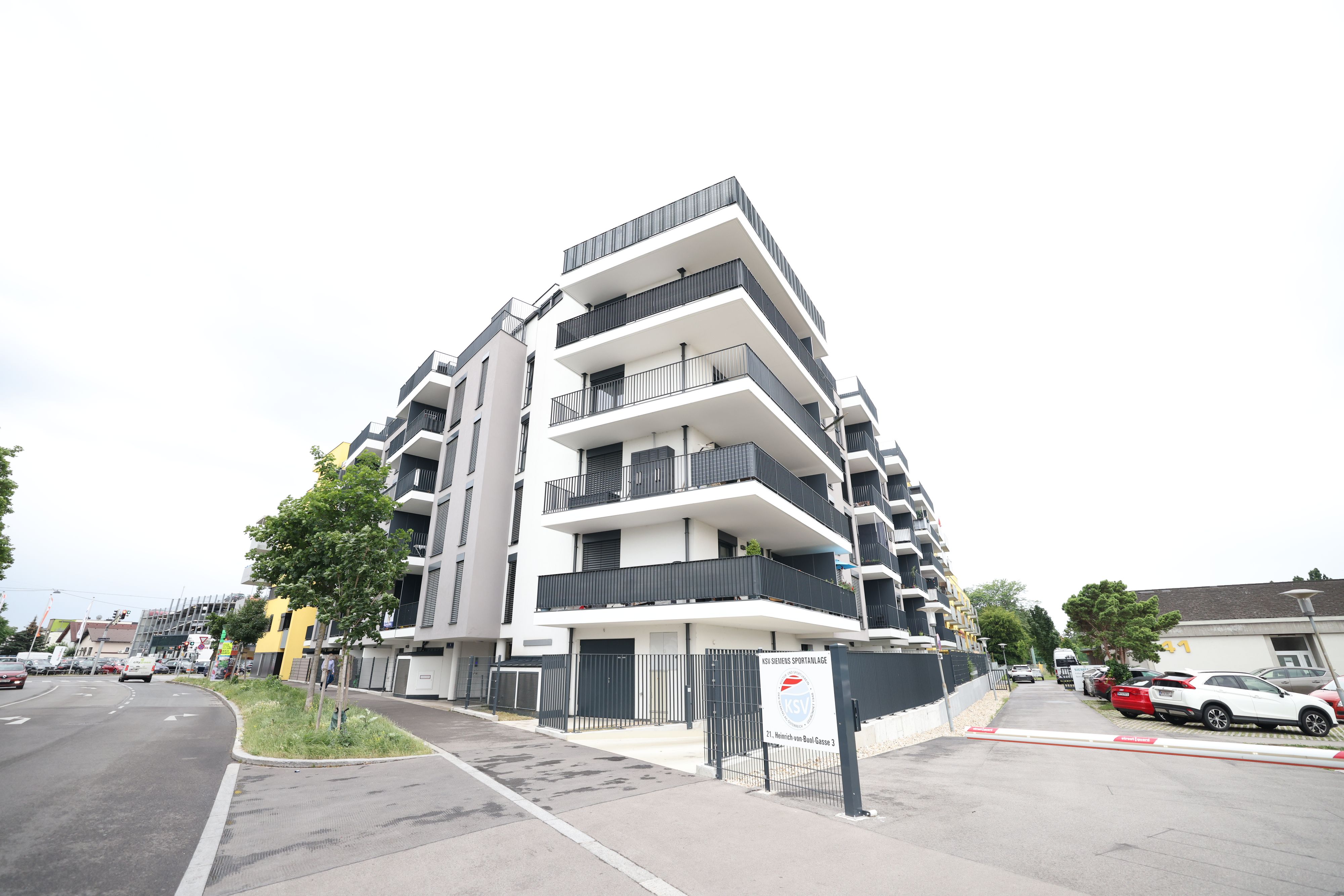 Französische Bulldogge flog von einem Balkon dieses Hauses in Wien-Floridsdorf. Der Hund ist tot, der Besitzer erhielt jetzt einen Freispruch vor Gericht.