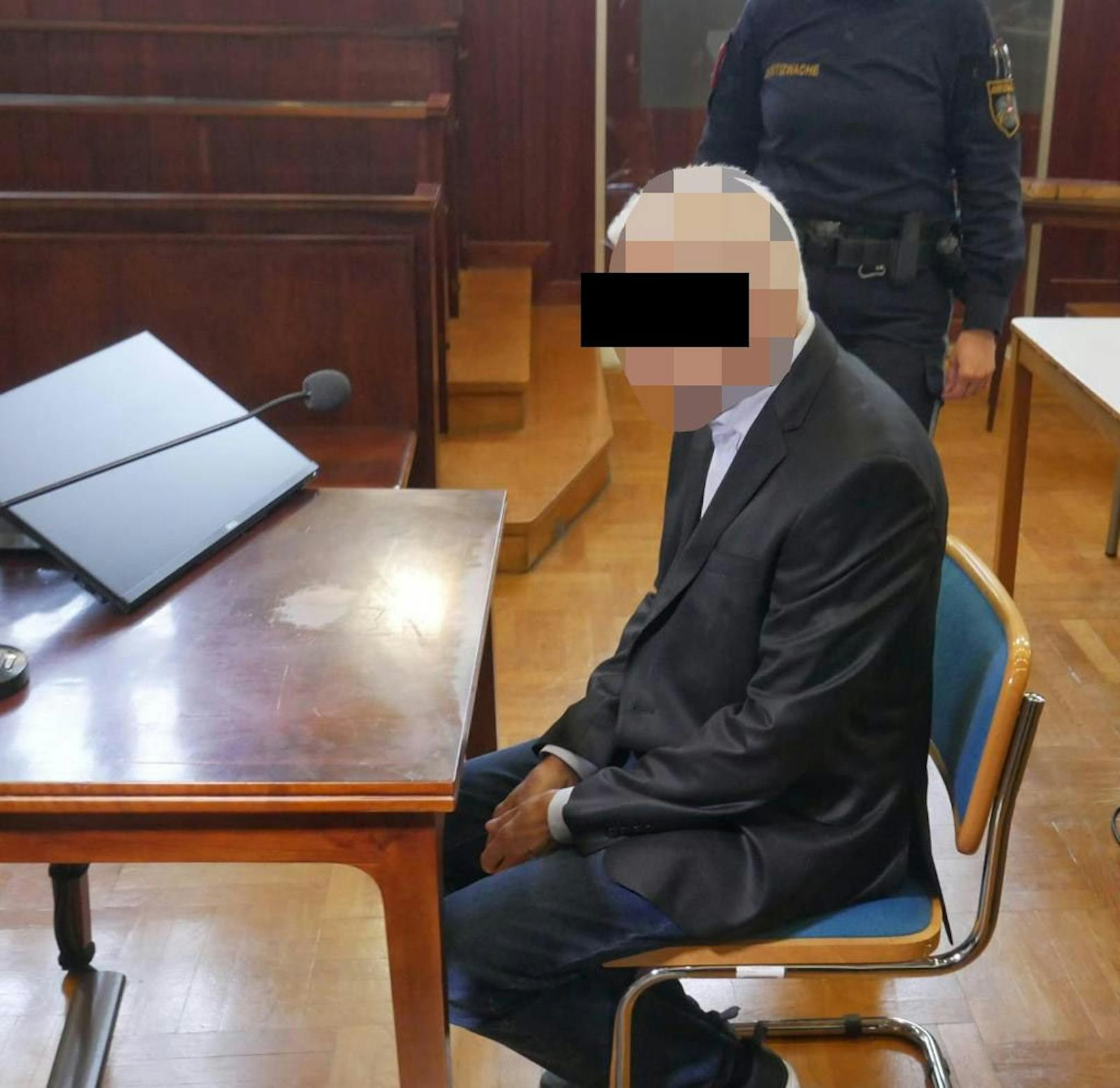 Der angeklagte Ehemann in Wr. Neustadt vor einem Geschworenensenat.