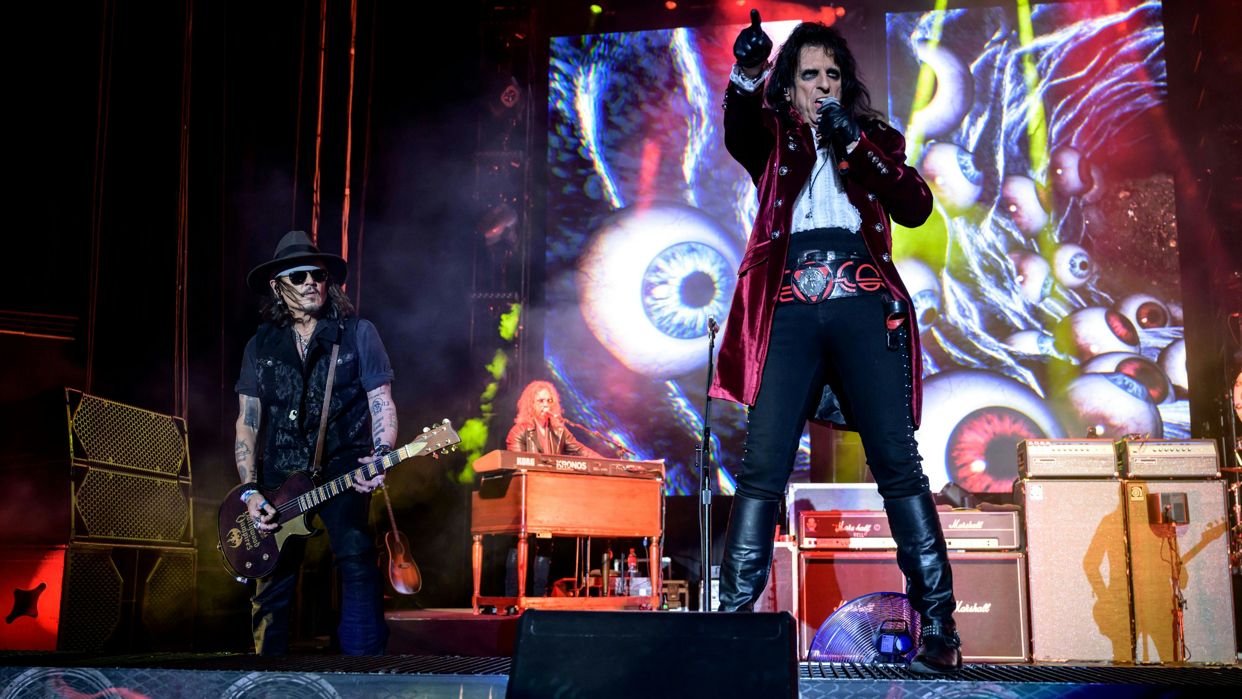 Hollywood Vampires Johnny Depp & Alice Cooper live in der Olympiahalle, München am 24.06.2023 *** Hollywood Vampires Johnny Depp Alice Cooper live in the Olympiahalle, Munich on 24 06 2023