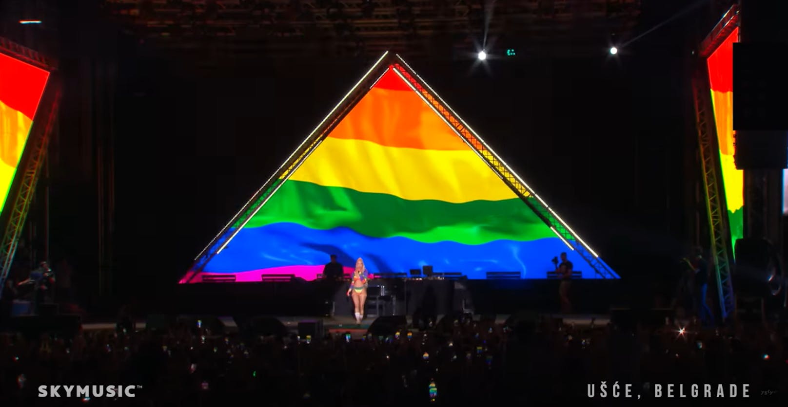 Zusätzlich war auf den Bildschirmen hinter der Sängerin eine LGBTQ-Flagge zu sehen.