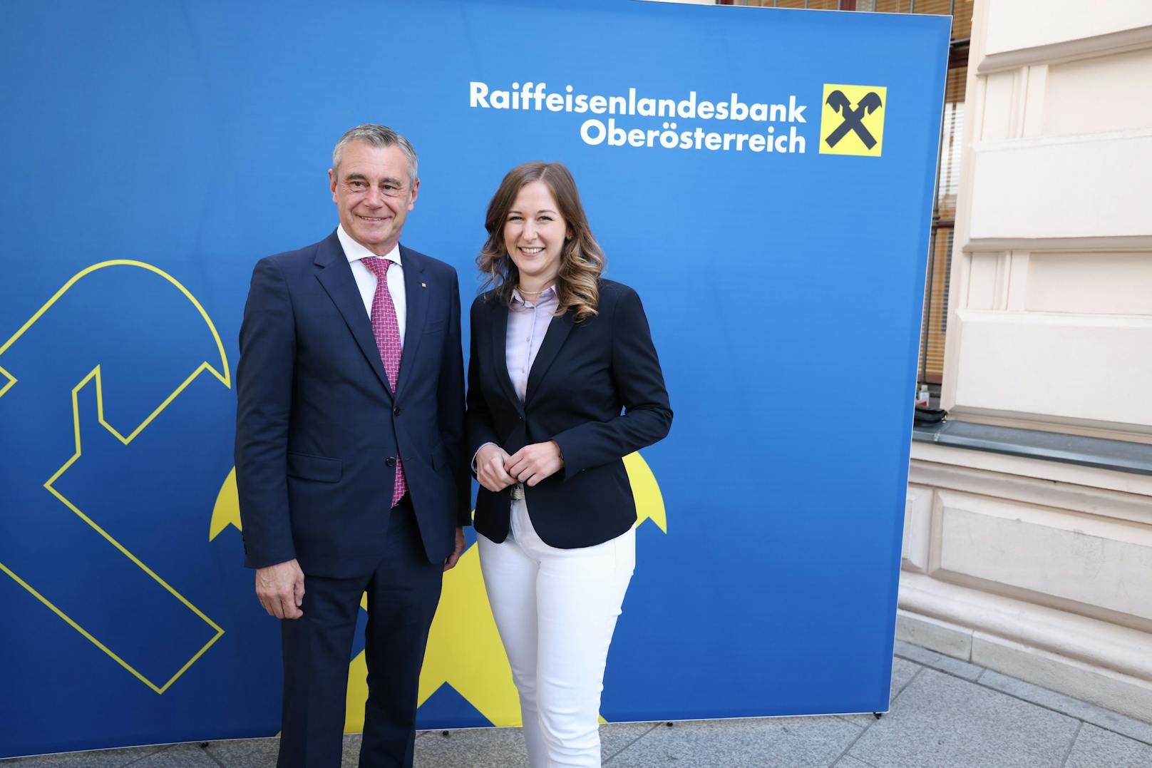 Raika-OÖ-CEO <strong>Heinrich Schaller</strong> neben Jugendstaatssekretärin <strong>Claudia Plakolm</strong> (ÖVP).
